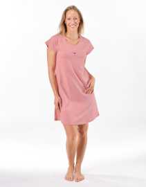 Dámska nočná košeľa Gina ružová (19164-LHRDCR) M.
Vychutnajte si príjemné večery a nerušený spánok v tejto štýlovej dámskej nočnej košeli od Giny.
Pohodlná bavlna je ideálna pre vašu pokožku
Nočná košeľa Gina je vyrobená zo 100 % bavlny, ktorá je známa svojou priedušnosťou, jemnosťou a schopnosťou udržiavať príjemné mikroklíma okolo tela.
Jednoduchý a moderný dizajn
Táto nočná košeľa s krátkymi rukávmi a okrúhlym výstrihom má mladistvý a svieži vzhľad.
Prečo vyskúšať nočnú košeľu Gina

100 % bavlna: Prirodzene mäkká, priedušná a príjemná na tele.
Krátke rukávy a ľahký strih: Ideálne pre teplejšie noci.
Jemný dizajn: Jednoduchý, ale vkusný a ženský.

Česká značka Gina pre štýlové ženy
Výrobca spodného prádla Gina sa zameriava na spodné prádlo pre ženy, ktoré chcú kombinovať maximálny komfort so štýlovým dizajnom.
Ako sa starať o nočnú košeľu Gina
Aby vaše obľúbené spodné prádlo zostalo dlho v perfektnom stave, odporúčame dodržiavať tieto pokyny na údržbu.

Pranie: Perať pri 40 °C s jemným pracím prostriedkom.
Sušenie: Nepoužívajte sušičku – odporúčame sušiť prirodzene na vzduchu, ideálne rozložené na rovnej ploche alebo na vešiaku mimo priameho slnečného žiarenia.
Žehlenie: Košeľu môžete bez problémov žehliť.

Tip: Staňte sa odborníkom na starostlivosť o spodnú bielizeň vďaka tipom v našom článku a doprajte svojim obľúbeným kúskom starostlivosť, ktorú si zaslúžia.