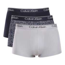 3PACK pánske boxerky Calvin Klein viacfarebné (NB4409-3ZV) XXL, trenky.
Chcete boxerky, ktoré vám ponúknu dokonalé pohodlie, moderný dizajn a špičkovú kvalitu?
Prémiový materiál pre celodenné pohodlie
Tieto boxerky sú vyrobené z kombinácie umelých vlákien, čo zaisťuje dokonalú kombináciu mäkkosti, pružnosti a odolnosti.
Moderný dizajn a perfektný strih
Minimalistický vzhľad s vytkávanou gumou v páse dopĺňa logo Calvin Klein, ktoré boxerkám dodáva luxusný a sofistikovaný štýl.
Prečo si boxerky Calvin Klein zamilujete?

Ľahký a priedušný materiál: Ideálny na každodenné nosenie aj náročné športové aktivity.
Kratšie nohavičky: Umožňujú voľnosť pohybu, nezhrňujú sa a netlačia.
Rýchloschnúce a odolné: Perfektné pre aktívny životný štýl.
Nadčasový dizajn: Minimalistický dizajn a luxusný vzhľad Calvin Klein.

Spodná bielizeň Calvin Klein milujú ľudia po celom svete
Pánska spodná bielizeň Calvin Klein patrí medzi stálici módneho priemyslu.
Ako sa starať o boxerky?
Aby boxerky čo najdlhšie zachovali svoj perfektný tvar a kvalitu, dodržiavajte tieto pokyny:

Pranie: Odporúčame prať na 30 °C s jemným pracím prostriedkom.
Žehlenie: Neodporúča sa, aby nedošlo k poškodeniu materiálu.
Sušička: Sušenie v sušičke sa neodporúča, radšej sušte voľne na vzduchu.

Tip: Nájdenie správneho kusu spodnej bielizne, ktorý vám perfektne sedí, je niekedy náročné.
