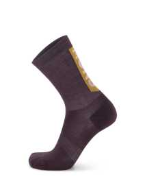 Ponožky Mons Royale merino viacfarebné (100553-1192-712) M.
Vstup do sveta nekompromisneho pohodlia s vysokymi ponožkami Mons Royale z merino vlny – sú ideálne pre všetkých, ktorí hľadajú teplo, odolnosť a funkčnosť v jednom.
Merino vlna – prírodný zázrak pre vaše nohy
Hlavným materiálom týchto ponožiek je merino vlna – prírodné, funkčné vlákno, ktoré vás udrží v teple aj za mokra, odvádza pot a zároveň je neuveriteľne mäkké.
Vysoký strih pre vyššiu ochranu a podporu
Ponožky Mons Royale majú vyšší strih, ktorý chráni členky aj lýtka a skvele sa hodia do ponožiek, lyžiarskych topánok aj pracovnej obuvi.
Prečo si vybrať ponožky Mons Royale

Merino vlna najvyššej kvality: Mäkká, hrejivá, antibakteriálna a priedušná.
Odolná konštrukcia: Funkčné vlákna pre dlhú životnosť a pružnosť.
Vysoký strih: Ideálne do horolezeckých topánok, lyžiarskych topánok aj pracovnej obuvi.
Štýl a funkčnosť v jednom: Technické spracovanie v modernom dizajne.

Spodná bielizeň Mons Royale je skvelou voľbou na každý deň
Funkčná spodná bielizeň z merino vlny – to je Mons Royale.
Ako sa starať o ponožky Mons Royale z merino vlny
Aby ti ponožky vydrželi dlouho v perfektnom stave, odporúčame dodržiavať nasledujúce pokyny.

Pranie: Ponožky pier na maximálnu teplotu 40 °C, najlepšie naruby av jemnom cykle.
Sušenie: Ponožky nesuš v sušičke.
Žehlenie: Merino ponožky nežehli.

Tip: Merino vlna patrí medzi najjemnejšie materiály, preto si zaslúži výnimočné zaobchádzanie.