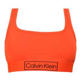 Dámska podprsenka Calvin Klein oranžová (QF6768E-3CI) S.
Doprajte si pohodlie, ktoré vydrží celý deň, s touto štýlovou dámskou podprsenkou Calvin Klein.
Kvalitný materiál, ktorý si zamilujete
Táto podprsenka je vyrobená z kvalitnej zmesi bavlny a elastanu.
Prirodzený strih bez kompromisov
Dizajn podprsenky je jednoduchý a zároveň nápaditý.
Prečo si podprsenku Calvin Klein zamilujete

Bez kostíc a výstuže pre prirodzené pohodlie, racerback strih pre voľnosť pohybu.
Príjemný a pružný materiál vhodný aj na citlivú pokožku.
Skvelá voľba pre každú príležitosť - bežné nosenie, ľahký šport, domáci relax alebo cestovanie.

Spodnú bielizeň Calvin Klein milujú ľudia na celom svete
Výnimočná spodná bielizeň Calvin Klein patrí k stáliciam módneho priemyslu.
Ako sa starať o podprsenku Calvin Klein
Aby vám vaša obľúbená podprsenka dlho vydržala v skvelom stave, odporúčame vám dodržiavať tieto pokyny.

Pranie: Per podprsenku na 30 °C.
Sušenie: Podprsenku môžeš sušiť v sušičke, ale odporúčame použiť jemný program s nižšou teplotou, aby si zachovala pružnosť a tvar.
Žehlenie: Nežehliť.

Tip: Staňte sa expertom na údržbu spodnej bielizne vďaka radám v našom článku a doprajte svojim obľúbeným kúskom starostlivosť, ktorú si zaslúžia.