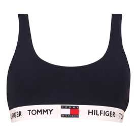 Dámska podprsenka Tommy Hilfiger modrá (UW0UW02225 CHS) XL.
Objavte kombináciu pohodlia, slobody a ikonického štýlu so športovou podprsenkou Tommy Hilfiger.
Bavlnené pohodlie na každodenné aktivity
Materiál podprsenky je mäkká a priedušná bavlna, ktorá je jemná k pokožke a ideálna na celodenné nosenie.
Štýlový dizajn, ktorý sa neomrzí
Jednoduché farebné prevedenie je elegantné a ľahko sa kombinuje s inou spodnou bielizňou a domácim oblečením.
Prečo si podprsenku Tommy Hilfiger zamilujete?

Ľahký materiál s príjemnou elasticitou, mäkký, prirodzený a pohodlný strih bez výstuží.
Minimalistický, nadčasový dizajn, štýlový lem s logom značky.
Skvelá voľba pre každodenné pohodlie bez kompromisov.

Tommy Hilfiger je značka pre všetky moderné ženy
Spodná bielizeň Tommy Hilfiger predstavuje dokonalú harmóniu medzi klasickým a moderným vzhľadom.
Ako sa starať o podprsenku Tommy Hilfiger
Aby váš nový obľúbený kúsok zostal dlho v skvelom stave, odporúčame dodržiavať tieto pokyny na starostlivosť.

Perte: Per pri maximálnej teplote 30 °C, najlepšie v ochrannom sáčku.
Sušenie: Nevhodné do sušičky - suš voľne na vzduchu, najlepšie položenú, aby si podprsenka udržala svoj tvar.
Žehlenie: Nežehliť - materiál je jemný a hladký sám o sebe, žehlenie nie je potrebné.

Tip: Staňte sa expertom na údržbu spodnej bielizne vďaka radám v našom článku a doprajte svojim obľúbeným kúskom starostlivosť, akú si zaslúžia.