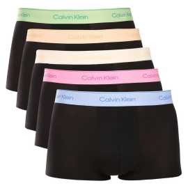 5PACK pánske boxerky Calvin Klein čierne (NB4550-4X4) L, trenky.
Užívajte si maximálne pohodlie a luxus s pánskymi boxerkami Calvin Klein.
Kvalitný materiál pre celodenné pohodlie
Tieto boxerky sú vyrobené z prvotriednej zmesi bavlny a elastanu.
Elegantný dizajn a praktický strih
Tkaná guma s kontrastným logom Calvin Klein vytvárajú štýlový a nadčasový vzhľad.
Prečo si zamilujete boxerky Calvin Klein

Prvotriedny materiál: Kombinácia bavlny a elastanu zaručuje mäkkosť, priedušnosť a elasticitu pre maximálne pohodlie počas celého dňa.


Štýlový dizajn: Ikonické logo Calvin Klein s vyšívanou gumou dodáva boxerkám elegantný vzhľad vhodný na každú príležitosť.


Praktický strih: dlhšie nohavice a prispôsobivý strih poskytujú väčšie pohodlie a voľnosť pohybu, ideálne na bežné nosenie, do práce aj na voľný čas.

Spodnú bielizeň Calvin Klein milujú ľudia na celom svete
Pánska spodná bielizeň Calvin Klein patrí k stáliciam módneho priemyslu.
Ako sa starať o boxerky Calvin Klein
Aby si vaše nové boxerky zachovali svoj vzhľad a kvalitu čo najdlhšie, dodržiavajte tieto jednoduché pokyny:

Pranie: Perte ich pri maximálnej teplote 30 °C.


Sušenie: Sušenie v bubnovej sušičke sa neodporúča - najlepšou voľbou je sušenie na vzduchu.


Žehlenie: Boxerky nie je potrebné žehliť, čím ušetríte čas a námahu.

Tip: Hľadanie obľúbenej spodnej bielizne môže byť beh na dlhé trate, preto chceme, aby vám obľúbené kúsky dlho vydržali.