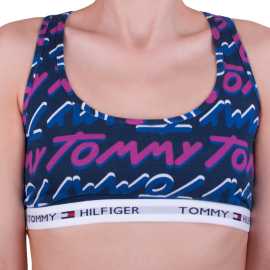 Dámska podprsenka Tommy Hilfiger viacfarebná (UW0UW01257 415) XS.
Objavte kombináciu pohodlia, slobody a ikonického štýlu so športovou podprsenkou Tommy Hilfiger.
Bavlnené pohodlie na každodenné aktivity
Materiál podprsenky je mäkká a priedušná bavlna, ktorá je jemná k pokožke a ideálna na celodenné nosenie.
Štýlový dizajn, ktorý sa neomrzí
Jednoduché farebné prevedenie je elegantné a ľahko sa kombinuje s inou spodnou bielizňou a domácim oblečením.
Prečo si podprsenku Tommy Hilfiger zamilujete?

Ľahký materiál s príjemnou elasticitou, mäkký, prirodzený a pohodlný strih bez výstuží.
Minimalistický, nadčasový dizajn, štýlový lem s logom značky.
Skvelá voľba pre každodenné pohodlie bez kompromisov.

Tommy Hilfiger je značka pre všetky moderné ženy
Spodná bielizeň Tommy Hilfiger predstavuje dokonalú harmóniu medzi klasickým a moderným vzhľadom.
Ako sa starať o podprsenku Tommy Hilfiger
Aby váš nový obľúbený kúsok zostal dlho v skvelom stave, odporúčame dodržiavať tieto pokyny na starostlivosť.

Perte: Per pri maximálnej teplote 30 °C, najlepšie v ochrannom sáčku.
Sušenie: Nevhodné do sušičky - suš voľne na vzduchu, najlepšie položenú, aby si podprsenka udržala svoj tvar.
Žehlenie: Nežehliť - materiál je jemný a hladký sám o sebe, žehlenie nie je potrebné.

Tip: Staňte sa expertom na údržbu spodnej bielizne vďaka radám v našom článku a doprajte svojim obľúbeným kúskom starostlivosť, akú si zaslúžia.