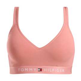Dámska podprsenka Tommy Hilfiger ružová (UW0UW04612 TJ5) L.
Objavte kombináciu pohodlia, slobody a ikonického štýlu so športovou podprsenkou Tommy Hilfiger.
Bavlnené pohodlie na každodenné aktivity
Materiál podprsenky je mäkká a priedušná bavlna, ktorá je jemná k pokožke a ideálna na celodenné nosenie.
Štýlový dizajn, ktorý sa neomrzí
Jednoduché farebné prevedenie je elegantné a ľahko sa kombinuje s inou spodnou bielizňou a domácim oblečením.
Prečo si podprsenku Tommy Hilfiger zamilujete?

Ľahký materiál s príjemnou elasticitou, mäkký, prirodzený a pohodlný strih bez výstuží.
Minimalistický, nadčasový dizajn, štýlový lem s logom značky.
Skvelá voľba pre každodenné pohodlie bez kompromisov.

Tommy Hilfiger je značka pre všetky moderné ženy
Spodná bielizeň Tommy Hilfiger predstavuje dokonalú harmóniu medzi klasickým a moderným vzhľadom.
Ako sa starať o podprsenku Tommy Hilfiger
Aby váš nový obľúbený kúsok zostal dlho v skvelom stave, odporúčame dodržiavať tieto pokyny na starostlivosť.

Perte: Per pri maximálnej teplote 30 °C, najlepšie v ochrannom sáčku.
Sušenie: Nevhodné do sušičky - suš voľne na vzduchu, najlepšie položenú, aby si podprsenka udržala svoj tvar.
Žehlenie: Nežehliť - materiál je jemný a hladký sám o sebe, žehlenie nie je potrebné.

Tip: Staňte sa expertom na údržbu spodnej bielizne vďaka radám v našom článku a doprajte svojim obľúbeným kúskom starostlivosť, akú si zaslúžia.