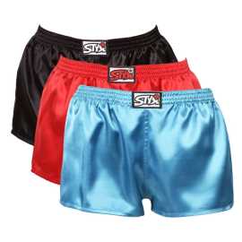 3PACK dámske trenky Styx klasická guma saténové viacfarebné (3L06307) XXL, trenírky.
Doprajte si jedinečný pocit luxusu a pohodlia s dámskymi saténovými šortkami Styx!
Kvalitný materiál pre maximálne pohodlie
Dámske šortky Styx sú vyrobené z príjemného saténového materiálu, ktorý zaručuje ľahkosť, mäkkosť a jemný chladivý účinok na pokožku.
Zvodný dizajn a precízne české spracovanie
Dámske šortky Styx sú navrhnuté v jednoduchom, ale účinnom strihu, ktorý vám poskytne absolútnu voľnosť pohybu.
Prečo si zamilujete saténové šortky Styx?

Luxusný saténový materiál: Mäkký, ľahký a príjemne chladivý na pokožke.
Štýlový dizajn: Pre elegantný a sebavedomý vzhľad.
Pohodlný strih: Ideálne na spanie, domáce nosenie alebo voľnočasové aktivity.
Klasická guma s logom Styx: Skvele padne a netlačí.
Vyrobené v Českej republike: Precízne spracovanie a záruka kvality

Spodná bielizeň Styx je jednou z najobľúbenejších
Česká značka Styx je medzi zákazníkmi známa najmä vďaka svojej spodnej bielizni s neotrelými vzormi vo výrazných farbách.
Ako sa mám starať o svoje šortky Styx?
Aby vaše obľúbené saténové šortky vydržali dlho v skvelom stave, odporúčame dodržiavať tieto rady:

Pranie: Odporúčame prať pri teplote 30 °C, aby si šortky zachovali svoj jemný lesk a mäkkosť.
Sušenie: Neodporúčame sušenie v bubnovej sušičke, aby nedošlo k poškodeniu vlákien.
Žehlenie: V prípade potreby môžete šortky žehliť pri nízkej teplote.

Tip: Vaša obľúbená spodná bielizeň si zaslúži šetrné zaobchádzanie.