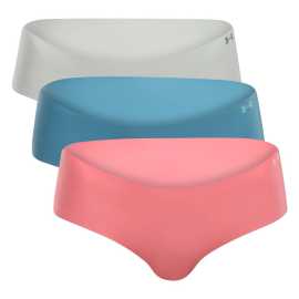 3PACK dámske nohavičky Under Armour viacfarebné (1383895 477) L.
Zabudnite na nepohodlné švy a odreniny!
Prémiový materiál, ktorý dýcha a pohybuje sa s vami
Bezšvové nohavičky Under Armour sú vyrobené z vysoko kvalitnej funkčnej pleteniny s obsahom polyamidu a elastanu.
Perfektný bezšvový strih pre každú príležitosť
Vďaka bezšvovému dizajnu nohavičky nikde netlačia ani sa nezarezávajú a sú neviditeľné aj pod veľmi tenkým oblečením.
Prečo si zamilujete bezšvové nohavičky Under Armour

Bezšvový dizajn: Perfektne hladký strih, ktorý nie je vidieť ani cítiť.
Ľahký a funkčný materiál: Rýchloschnúci, pružný a priedušný.
Kvalita Under Armour: Spoľahlivosť a pohodlie pri každom pohybe.

Spodná bielizeň Under Armour pre aktívny životný štýl
Značku Under Armour založil bývalý americký futbalista Kevin Plank, ktorý nebol spokojný so svojím športovým oblečením, ktoré sa ľahko spotilo a rozhodne nevoňalo príjemne.
Ako sa starať o bezšvové nohavičky Under Armour
Aby vaše obľúbené spodné prádlo zostalo dlho v perfektnom stave, odporúčame dodržiavať tieto pokyny na údržbu.

Pranie: Perte na 30 °C, najlepšie naruby a s jemným pracím prostriedkom.
Sušenie: Nesušte v sušičke.
Žehlenie: Nežehlite.

 
Tip: Nájdenie správneho spodného prádla, ktoré vám perfektne sedí, môže byť niekedy náročné.