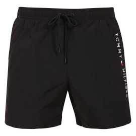 Pánske plavky Tommy Hilfiger čierne (UM0UM03748 BDS) XXL.
Hľadáte plavky, ktoré spájajú luxusný dizajn, pohodlie a funkčnosť?
Ľahký a rýchloschnúci materiál
Plavky sú vyrobené z umelých vlákien, ktorý je nielen mimoriadne ľahký, ale aj rýchlo schne.
Pohodlný strih, ktorý dokonale padne
Vďaka mierne športovému strihu a rýchloschnúcemu materiálu sa tieto plavky skvele hodia nielen na plávanie a relax na pláži, ale aj na vodné športy alebo bežné nosenie počas horúcich letných dní.
Prečo by ste mali vyskúšať plavky Tommy Hilfiger

Rýchloschnúci materiál: Odolnosť a rýchle schnutie pre maximálne pohodlie.
Štýlový dizajn: Decentné logo Tommy Hilfiger dodáva prémiový vzhľad.
Pohodlný strih: Elastický pás so sťahovacou šnúrkou zaručujú skvelé prispôsobenie a voľnosť pohybu.

Spodná bielizeň Tommy Hilfiger zaručuje najvyššiu kvalitu
Značka Tommy Hilfiger sa pred takmer 40 rokmi stala ikonou amerického obliekania a jej farebnosť v tónoch modrej, červenej a bielej je rozpoznateľná na prvý pohľad.
Ako sa starať o plavky Tommy Hilfiger?
Aby si plavky zachovali kvalitu a farbu čo najdlhšie, je dôležité ich správne udržiavať:

Pranie: Odporúčame prať na 30 °C s jemným pracím prostriedkom, aby nedošlo k poškodeniu materiálu.
Sušenie: Sušenie: Nesušiť v sušičke – najlepšie je nechať ich voľne uschnúť na vzduchu.
Žehlenie: Nežehliť, materiál sa sám vyrovná a zostane hladký.

Tip: Výber plaviek, ktoré vám dobre padnú a zvýraznia váš štýl, môže byť beh na dlhé trate.