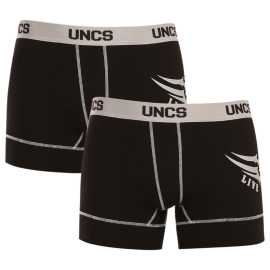 2PACK pánske boxerky UNCS Wings III S, trenky.
Pánske boxerky UNCS sú navrhnuté tak, aby poskytovali maximálne pohodlie a atraktívny dizajn vo všetkých veľkostiach.
Materiály, ktoré sa prispôsobia vašim potrebám
Tento model boxeriek je vyrobený z kvalitnej zmesi bavlny a elastanu, ktorá zaručuje maximálny komfort aj pri celodennom nosení.
Moderný strih a výrazný dizajn
Boxerky UNCS majú dlhšie nohavičky, ktoré zabraňujú treniu a poskytujú extra podporu pri pohybe.
Prečo by ste mali vyskúšať boxerky UNCS

Štýlový potlač: Moderný dizajn s kontrastnými prvkami dodáva boxerkám atraktívny vzhľad.
Dlhšie nohavičky: Poskytujú pohodlie a minimalizujú trenie pri pohybe.
Vytkávaná guma s logom UNCS: Pohodlný pás, ktorý pevne drží, ale zároveň netlačí.

Spodná bielizeň UNCS pre milovníkov extravagancie
Spodná bielizeň pre mužov od značky UNCS vyniká predovšetkým pohodlnými materiálmi a jednoduchými strihmi.
Ako sa starať o svoje boxerky UNCS?
Aby ti boxerky vydržali dlho ako nové, odporúčame dodržiavať nasledujúce pokyny na údržbu.

Pranie: Odporúčame prať na 30 °C s jemnými pracími prostriedkami, aby si materiál zachoval svoju kvalitu.
Sušenie: Nesuš v sušičke – odporúčame sušenie na vzduchu, najlepšie v tieni, aby farby nevybledli a materiál zostal mäkký.
Žehlenie:Boxerky môžeš žehliť na najnižší stupeň, ale nie je to potrebné.

 
Tip: Staňte sa odborníkom na údržbu spodnej bielizne vďaka radám v našom článku a doprajte svojim obľúbeným kúskom starostlivosť, ktorú si zaslúžia.