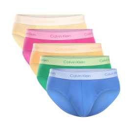 5PACK pánske slipy Calvin Klein viacfarebné (NB4549-4WI) S.
Stavte na osvedčenú kombináciu pohodlia, kvality a ikonického štýlu.
Príjemný materiál pre celodenné pohodlie
Slipy sú vyrobené z kvalitnej zmesi bavlny a elastanu.
Elegantný dizajn s ikonickým elastickým pásom
Minimalistický dizajn dopĺňa elastický pás s logom Calvin Klein, ktorý celému modelu dodáva moderný a zároveň nadčasový vzhľad.
Výhody, ktoré oceníte každý deň

Priedušná bavlna: Udrží vás svieže po celý deň.


Pružnosť vďaka elastanu: Slipy sa dokonale prispôsobia vášmu telu a neobmedzujú v pohybe.


Štýlová tkaná guma: Logo Calvin Klein dodáva nohavičkám nadčasový vzhľad.

Spodná bielizeň Calvin Klein vám dodá jedinečný štýl
Pánska spodná bielizeň Calvin Klein patrí k stáliciam módneho priemyslu.
Ako sa starať o nohavičky Calvin Klein
Pri správnej starostlivosti zostanú nohavičky Calvin Klein dlho ako nové - a každý deň vám prinesú štýl a pohodlie v jednom.

Pranie: Per slipy na 30 °C, ideálne naruby, aby sa zachovala farba aj kvalita gumy.
Sušenie: Slipy môžeš sušiť v sušičke, ale zvoľ šetrný program pri nízkej teplote.
Žehlenie: Nežehliť.

Tip: Nájsť ten správny kus spodnej bielizne, ktorý vám dokonale padne, môže byť náročné.