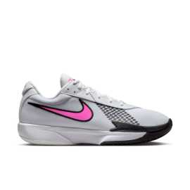 Nike G.T. Cut Academy Basketball Shoes 46. Pravidlo na každom ihrisku S basketbalovými topánkami Nike G.T. Cut Academy budete pripravení dominovať v hre , či už hráte v telocvični alebo na vonkajšom ihrisku. Vďaka technológii Zoom Air v prednej časti topánky vám každý odraz dodá rýchlosť a energiu, zatiaľ čo medzipodrážka z dvojitej peny dodá pohodlie aj počas dlhších herných seáns. Vzor rybej kosti na podrážke navyše ponúka vynikajúcu trakciu na rýchle zmeny smeru. Výhody  Technológia Zoom Air: citlivé odpruženie pre energický odraz. Duálna penová medzipodrážka: Poskytuje pohodlie a podporu počas celej hry. Vzor podrážky v tvare rybej kosti: Skvelá priľnavosť na rôznych povrchoch.   S teniskami Nike G.T. Cut Academy budete mať všetko, čo potrebujete, aby ste na ihrisku dominovali.Vrch - textília a syntetika  Ponúka výhodný pomer priedušnosti a odolnosti. Textília je dobre priedušná, ale zároveň ponúka zvýšenú odolnosť proti oderu a vplyvom. Je navyše na strategických miestach spevnená syntetickými prekryvmi, ktoré topánku spevňujú, robia ju odolnejšou a chránia tvoje nohy.Medzipodošva - Zoom Air  Nie je ju síce na prvý pohľad vidieť, ako Air Max, ale zato je výkonnejšia. Táto revolučná technológia používa na tlmenie tiež vzduchové bubliny. Jednu mäkšiu uprostred a druhú tvrdšiu, ktorá ju obopína. Tým sa vytvorí efekt "trampolíny" a výsledkom je nielen tlmenie, ale hlavne návrat energie, ktorý ťa doslova vystrelí do ďalšieho kroku.Podrážka - guma  S gumovou podrážkou sa proste nedá nič pokaziť. Dlho vydrží, ľahko sa čistí a má skvelú trakciu.