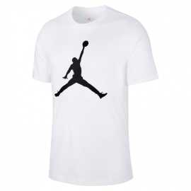 Jordan Jumpman Mens T-Shirt S WHITE/BLACK. Tričko, ktoré skočí do štýlu  Tričko Jordan Jumpman s krátkym rukávomje čistá klasika, ktorá nikdy nesklame. Pohodlný strih, kvalitný materiál a ikonické logo Jumpman - presne to, čo potrebujete na každodenný outfit s dávkou športovej elegancie. Výhody  Klasický strih a krátke rukávy - ideálne do mesta alebo na ihrisko Mäkký bavlnený materiál - pohodlie po celý deň Výrazné logo Jumpman - štýl, ktorý pozná celý svet Skvele sa kombinuje - s džínsami, teplákmi aj šortkami.   Jordan vie, že jednoduchosť je kľúčom k úspechu - toto tričko to dokazuje každým stehom.