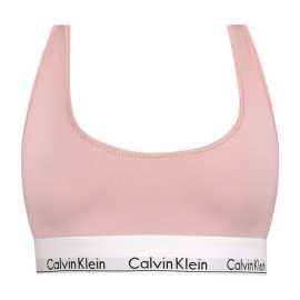 Dámska podprsenka Calvin Klein ružová (F3785E-TQO) XS.
Doprajte si každodenné pohodlie bez kompromisov v dizajne s touto ikonickou podprsenkou Calvin Klein.
Príjemný materiál, ktorý vás pohladí
Podprsenka Calvin Klein je vyrobená z vyváženej zmesi bavlny, modalu a elastanu.
Modal navyše dodáva materiálu jemnosť a odolnosť, zatiaľ čo elastan zaisťuje, že podprsenka dokonale sedí a prispôsobí sa vášmu telu.
Ikonický dizajn a pohodlný strih
Minimalistický dizajn s ikonickou vytkávanou gumou s logom Calvin Klein dodáva tejto podprsenke moderný a štýlový vzhľad.
Prečo si podprsenku Calvin Klein zamilujete

Maximálne pohodlie: Ideálna na každodenné nosenie aj relax, podprsenka sa prispôsobí telu a nikde netlačí.
Prémiový materiál: Kombinácia bavlny, modalu a elastanu zaisťuje mäkkosť, priedušnosť a dlhú životnosť.
Štýlový športový dizajn: Moderný vzhľad s racerback strihom a vyšívanou gumou Calvin Klein vás zaujme na prvý pohľad.

Spodná bielizeň Calvin Klein milujú ľudia po celom svete
Pánska spodná bielizeň Calvin Klein patrí medzi stálicu módneho priemyslu.
Ako sa starať o podprsenku
Aby ti podprsenka vydržela dlouho ako nová, odporúčame dodržiavať nasledujúce pokyny na údržbu.

Pranie: Podprsenku perte šetrne na 30 ° C, ideálne v ochrannej kapse na jemnú bielizeň.
Sušenie: Podprsenku v žiadnom prípade nedávaj do sušičky.
Žehlenie: Podprsenku nežehli.

Tip: Nájdenie správneho spodného prádla, ktoré vám perfektne sedí, je niekedy náročné.