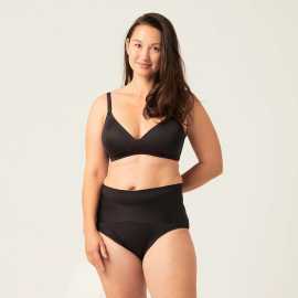 Tvarujúce menštruačné a popôrodné nohavičky Modibodi Contour (MODI4198) XL.
Modibodi Contour Full Brief tvarujúce menstruačné nohavičky pre normálnu až silnú menštruáciu

absorpčná schopnosť zodpovedajúca 2 až 3 tampónom (15 ml)
Majú vysoký pás s krížovými pruhmi pre cielenú podporu brucha a chrbta.
Sú veľmi vhodné ako nohavičky po pôrode – po pôrode môžete pomôcť svojmu telu regenerovať sa nielen používaním správnych produktov, ale aj nosením podporného spodného prádla.
Vrstva na dotyk je z merino vlny.
Vďaka funkčným materiálom je vlhkosť odvádzaná od tela.

Vždy skontrolujte tabuľku veľkostí (vyššie) pre každú značku a vyberte si podľa nej.
Menštruačné nohavičky Modibodi sa vyznačujú použitím austrálskej merino vlny v absorpčnej vrstve.
Ako funguje patentovaná technológia Modifier Technology™

Vonkajšia (dotyková) vrstva je vyrobená zo 100 % merino vlny (ovčej vlny) – odvádza vlhkosť, je antimikrobiálna a zabezpečuje pocit sucha.
Stredná absorpčná vrstva je z mikrovláknovej froté látky, ktorá bezpečne pohlcuje tekutiny a neutralizuje zápach a neprepúšťa ich.
Posledná vrstva je neprepustná, ale priedušná bariéra.

Zloženie:

Vonkajšia vrstva: 78 % recyklovaný nylon, 22 % elastan
Vrstva na dotyk: 100 % merino vlna
Vnútorná vrstva: 80 % polyester, 20 % polyamid; 100 % polyester

Spodná bielizeň Modibodi je certifikovaná podľa normy STANDARD 100 od OEKO-TEX®.
Navrhnuté v Austrálii, vyrobené v Číne.
Pranie a starostlivosť o menštruačné nohavičky

Pred prvým použitím nohavičky vyperte na 30 stupňov, aby sa aktivovala absorpčná vrstva.
Po použití vyperte v studenej vode – nepoužívajte mydlo s obsahom žlče, pretože nie je vhodné pre merino vlnu, ani silné trenie alebo drhnutie.
Potom ich perte v práčke pri 30 stupňoch spolu s bežným prádlom.
Odporúčame používať pracie gély na vlnu alebo jemné prádlo.
Menštruačné nohavičky perte v ochrannom vrecku na jemné spodné prádlo, najmä v prípade nohavičiek s čipkou to dôrazne odporúčame!
Nepoužívajte aviváž ani sušičku.
Keď nohavičky nepoužívate, uložte ich do uzatvárateľnej krabičky.

Viac informácií nájdete v článku Ako sa starať o menstruačné nohavičky.
O Modibodi
Produkty Modibodi sú alternatívou k jednorazovým produktom.