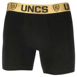 2PACK pánske boxerky UNCS Goldman (21L172PSPP) M, trenky.
Objavte štýl a pohodlie s pánskymi boxerkami UNCS Goldman, ktoré vám prinášajú jedinečnú kombináciu kvalitných materiálov a moderného dizajnu.
Kvalitný materiál pre celodenné pohodlie
Boxerky sú vyrobené zo zmesi bavlny a elastanu, čo zaručuje priedušnosť, mäkkosť a elasticitu.
Štýlový dizajn a dlhší strih
Čierne boxerky s dlhšími nohavicami majú elastický pás zlatej farby s výrazným logom UNCS, ktorý im dodáva moderný a extravagantný vzhľad, ktorý je ideálny pre sebavedomých mužov, ktorí radi vyniknú.
Prečo vyskúšať boxerky UNCS Goldman

Luxusný dizajn: tkaná guma v zlatej farbe s logom UNCS.


Kvalitné materiály: bavlna pre priedušnosť a pohodlie, elastan pre pružnosť a prispôsobenie telu.


Dlhší strih: Ideálne pre aktívnych mužov, ktorí ocenia voľnosť pohybu.

Spodná bielizeň UNCS pre milovníkov extravagancie
Pánska spodná bielizeň UNCS vyniká príjemnými materiálmi a jednoduchými strihmi.
Ako sa starať o boxerky UNCS
Aby vaše nové boxerky vydržali dlho v perfektnom stave, odporúčame venovať pozornosť aj ich praniu.

Pranie: Boxerky perte pri teplote 30 °C, aby ste zachovali ich kvalitu a mäkkosť.
Sušenie: Boxerky nie sú vhodné na sušenie v sušičke.
Žehlenie: Možno ich žehliť pri nízkej teplote, aby si zachovali svoj tvar a pohodlie.

Tip: Staňte sa expertom na údržbu spodnej bielizne vďaka tipom v našom článku a doprajte svojim obľúbeným kúskom starostlivosť, ktorú si zaslúžia.