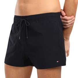 Pánske plavky Tommy Hilfiger čierné (UM0UM03731 DW5) XL.
Hľadáte plavky, ktoré spájajú luxusný dizajn, pohodlie a funkčnosť?
Ľahký a rýchloschnúci materiál
Plavky sú vyrobené z umelých vlákien, ktorý je nielen mimoriadne ľahký, ale aj rýchlo schne.
Pohodlný strih, ktorý dokonale padne
Vďaka mierne športovému strihu a rýchloschnúcemu materiálu sa tieto plavky skvele hodia nielen na plávanie a relax na pláži, ale aj na vodné športy alebo bežné nosenie počas horúcich letných dní.
Prečo by ste mali vyskúšať plavky Tommy Hilfiger

Rýchloschnúci materiál: Odolnosť a rýchle schnutie pre maximálne pohodlie.
Štýlový dizajn: Decentné logo Tommy Hilfiger dodáva prémiový vzhľad.
Pohodlný strih: Elastický pás so sťahovacou šnúrkou zaručujú skvelé prispôsobenie a voľnosť pohybu.

Spodná bielizeň Tommy Hilfiger zaručuje najvyššiu kvalitu
Značka Tommy Hilfiger sa pred takmer 40 rokmi stala ikonou amerického obliekania a jej farebnosť v tónoch modrej, červenej a bielej je rozpoznateľná na prvý pohľad.
Ako sa starať o plavky Tommy Hilfiger?
Aby si plavky zachovali kvalitu a farbu čo najdlhšie, je dôležité ich správne udržiavať:

Pranie: Odporúčame prať na 30 °C s jemným pracím prostriedkom, aby nedošlo k poškodeniu materiálu.
Sušenie: Sušenie: Nesušiť v sušičke – najlepšie je nechať ich voľne uschnúť na vzduchu.
Žehlenie: Nežehliť, materiál sa sám vyrovná a zostane hladký.

Tip: Výber plaviek, ktoré vám dobre padnú a zvýraznia váš štýl, môže byť beh na dlhé trate.