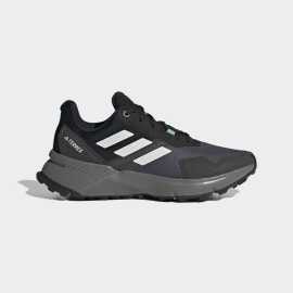 adidas TERREX SOULSTRIDE W SHOES 38 2/3. Terrex Soulstride Trail Running Shoes od adidas  Vydajte sa za dobrodružstvom s trailovou bežeckou obuvou Terrex Soulstride od adidas. Vďaka hybridnému vzoru podrážky a mäkkému odpruženiu vás čaká maximálne pohodlie pri každom kroku. Ľahká medzipodrážka EVA sa postará o mäkký dopad, zatiaľ čo gumová podrážka Traxion poskytuje skvelú priľnavosť na každom povrchu. Zvršok zo sieťoviny je nielen priedušný, ale aj ekologický - je totiž vyrobený z recyklovaných materiálov, čím podporuje boj proti plastovému odpadu.  Výhody    Obsahuje recyklované materiály: zvršok je tvorený minimálne 50 % recyklovanej priadze, čo pomáha znižovať množstvo plastového odpadu.  Podrážka Traxion: vďaka špeciálnym výstupkom Traxion máte istotu vynikajúcej priľnavosti na akomkoľvek povrchu, či už beháte po lesných cestičkách alebo v náročnom teréne.  Odolná medzipodrážka EVA ponúka pohodlné odpruženie, ktoré zvládne dlhé behy.  Priedušný zvršok zo sieťoviny: Sieťovina poskytuje vynikajúcu ventiláciu a cielené tlmenie, aby vaše nohy zostali svieže aj počas náročných behov.      S týmito topánkami od adidas budete pripravení na akúkoľvek výzvu, ktorú vám trail pripraví.Horná Sieťovina. Je taká ľahká, že ani nebudete vedieť, že ju máte na sebe. A okrem toho vám poskytne potrebnú oporu presne tam, kde ju potrebujete.Medzipodošva - EVA  Základná technológia používaná u väčšiny modelov tenisiek, ktorá sa vyznačuje dobrou tlmivosťou a responzivitou. Čo sa týchto dvoch vlastností týka, existujú lepšie technológie s väčším tlmením a návratom energie. EVA (alebo tiež Ethylenvinylacetát) je ale oproti nim cenovo dostupnejšia a často vhodnejšia. Nie vždy totiž potrebuješ tú najmäkšiu topánku.Traxion  Žiadny povrch už ťa nezaskočí! Podošva Traxion si hravo poradí aj s koreňmi a kameňmi.Tip: Ak si neviete rady, ako si vlastne vybrať tie správne topánky do hôr, pozrite si náš článok, ktorý vám pomôže s výberom.InformácieNano impregnácia Star Laces. Na trhu je veľa produktov s takzvanou nano technológiou, ale
