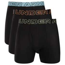 3PACK pánske boxerky Under Armour čierné (1383878 003) 5XL, trenky.
Ak hľadáte spodnú bielizeň, ktorá vám poskytne skvelú oporu pri športe aj každodennom nosení, potom sú boxerky Under Armour tou správnou voľbou!
Prvotriedna zmes materiálov pre maximálne pohodlie
Boxerky Under Armour sú vyrobené zo zmesi bavlny a umelých vlákien, čo im dodáva priedušnosť, pružnosť a príjemný pocit na pokožke.
Tkaná guma a dlhšie nohavice pre väčšie pohodlie a ochranu
Pružný elastický pás s logom Under Armour drží boxerky bezpečne na svojom mieste bez toho, aby tlačili alebo zaborili.
Prečo si vybrať boxerky Under Armour?

Skvelá kombinácia materiálov: Funkčné materiály zaisťujú maximálne pohodlie.
Dlhšie nohavice: Skvelá podpora a pohodlie počas celého dňa.
Ideálne na šport a bežné nosenie: Funkčný dizajn, priedušné materiály a dokonalý strih.

Spodná bielizeň Under Armour pre aktívny životný štýl
Značku Under Armour založil bývalý hráč amerického futbalu Kevin Plank, ktorý bol nespokojný so svojím športovým oblečením, ktoré sa ľahko potilo a rozhodne nevonia.
Ako sa starať o boxerky Under Armour?
Aby ste mali istotu, že vaše boxerky zostanú dlho v skvelom stave, odporúčame dodržiavať tieto pokyny.

Pranie: Odporúčame prať pri teplote 30 °C, aby sa zachovala elasticita a farba.
Sušenie: Neodporúčame, sušte na vzduchu, aby ste zabránili poškodeniu vlákien.
Žehlenie: Nežehlite, materiál je prirodzene odolný voči pokrčeniu.

Tip: Športová bielizeň si zaslúži šetrné zaobchádzanie.