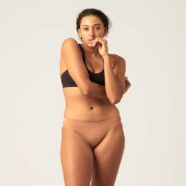 Menstruační kalhotky Modibodi Seamfree Bikini Moderate-Heavy Cinnamon (MODI4065CIN) XXL.
Bezšvové menštruačné nohavičky pre normálnu a silnú menštruáciu
Nepriepustná bielizeň austrálskej značky Modibodi po zásluhe patrí k svetovej špičke.

Menštruačné nohavičky Modibodi Seamfree Bikini Moderate-Heavy sú určené na strednú a silnú menštruáciu.
Nohavičky majú savosť ako 2 až 3 tampóny (15 ml).
Pocit sucha zaisťuje dotyková vrstva je zo 100% merina.

Zloženie: Menštruačné nohavičky sú z príjemného recyklovaného nylonu.Vonkajšia vrstva: 76% recyklovaného nylonu, 24% elastan.
Pranie a sušenie: Nohavičky po použití šetrne prepláchni v studenej vode.
O Modibodi
Produkty značky Modibodi sú alternatívou k jednorazovým výrobkom.
Menštruačné nohavičky sú pre teba novinka?
Pokiaľ potrebuješ viac informácií o menštruačných nohavičkách, odporúčame prečítať si náš článok na blogu: Ako si vybrať menštruačné nohavičky?Nájdeš tam informácie:

Z čoho menštruačné nohavičky sú a ako fungujú
Čo je pri výbere menštruačných nohavičiek dôležité
Ako dlho menštruačné nohavičky vydržia
Ako menštruačné nohavičky vyprať
Pre koho sú menštruačné nohavičky vhodné