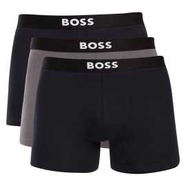 3PACK pánske boxerky BOSS viacfarebné (50544272 988) M, trenky.
Doprajte si dokonalé pohodlie a nadčasový štýl s pánskymi boxerkami BOSS.
Prémiový materiál pre maximálne pohodlie
Boxerky sú vyrobené z vysokokvalitnej zmesi bavlny a elastanu, ktorá poskytuje dokonalú kombináciu jemnosti, priedušnosti a pružnosti.
Štýlový dizajn a elegantný vzhľad
Klasický dizajn s decentným logom BOSS na tkanej elastickej časti dodáva boxerkám moderný a sofistikovaný vzhľad.
Prečo si boxerky BOSS zamilujete

Prvotriedna bavlna: Mäkké, priedušné a príjemné na telo.
Elastický pás s logom BOSS: Štýlové a pohodlné.
Dlhšie nohavičky: Ideálne pod oblek a na šport.
Pružný materiál: Dokonale sa prispôsobí vášmu telu.

Spodná bielizeň BOSS je povinnou výbavou všetkých štýlových mužov.
Značka BOSS vznikla odčlenením od známeho výrobcu oblečenia Hugo Boss ako línia výrobkov pre mužov, ktorí majú radi kvalitné kúsky a nadčasový vzhľad.
Ako sa starať o boxerky BOSS?
Aby si vaše nové boxerky zachovali svoj tvar a kvalitu čo najdlhšie, odporúčame dodržiavať tieto pokyny:

Pranie: Per na 30 °C s podobnými farbami a jemným pracím prostriedkom.
Sušenie: Môžeš ich sušiť v sušičke na nízku teplotu, ale pre dlhšiu životnosť odporúčame sušenie na vzduchu.
Žehlenie: Pokiaľ je potrebné, žehli na nízku teplotu.

Tip: Nájsť ten správny kus spodnej bielizne, ktorý vám dokonale padne, môže byť náročné.