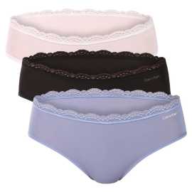 3PACK dámske nohavičky Calvin Klein viacfarebné (QD5302-3FD) XL.
Pohodlie, elegancia a ikonický štýl - to vám prinášajú dámske nohavičky Calvin Klein.
Mäkký a ľahký materiál pre maximálne pohodlie
Syntetické vlákno s vysokým podielom polyamidu zaručuje mäkkosť a ľahkosť a nohavičky sú priedušné a rýchloschnúce.
Jednoduchosť s elegantným nádychom
Jemné a klasické farby sa dokonale hodia ku každému štýlu, tkaná guma v páse s čipkovým lemom dodáva spodnej bielizni romantický nádych.
Prečo mať vo svojom outfite nohavičky Calvin Klein

Mäkký a ľahký materiál, ktorý vás nebude obmedzovať.
Pohodlný klasický strih a štýlová čipka pre elegantný vzhľad.
Prémiová kvalita od značky Calvin Klein, ktorá vás nesklame.

Spodnú bielizeň Calvin Klein milujú ľudia na celom svete
Výnimočná spodná bielizeň Calvin Klein patrí k stáliciam módneho priemyslu.
Ako sa starať o nohavičky Calvin Klein
Aby vaše obľúbené nohavičky zostali dlho v skvelom stave, odporúčame držať sa nasledujúcich tipov na údržbu.

Pranie: Per pri maximálnej teplote 30 °C, ideálne ručne alebo v ochrannom sáčku.
Sušenie: Nesuš v sušičke.
Žehlenie: Nežehliť – vďaka hladkému povrchu a jemnému materiálu nie je potrebné.

Tip: Vaša obľúbená spodná bielizeň si zaslúži šetrné zaobchádzanie.