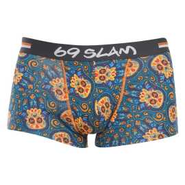 Pánske boxerky 69SLAM hip bamboo hamsa hand elijah (MHBHHD-BB) L, trenky. Pánske boxerky 69SLAM - štýl, ktorý vás nenechá chladnými
Vstúpte do sveta, kde sa pohodlie stretáva s originalitou! Pánske boxerky 69SLAM s predĺženými nohavicami prinášajú nielen výnimočné pohodlie, ale aj neprehliadnuteľný dizajn, hravé vzory a výrazné farby. Či už hľadáte spodnú bielizeň na každodenné nosenie, šport alebo ako štýlový doplnok na voľný čas, v týchto boxerkách určite zažiarite.
Bambusové vlákna pre maximálne pohodlie
Boxerky z bambusového materiálu sú ideálnou voľbou pre každého, kto hľadá maximálne pohodlie a šetrnosť k pokožke. Bambus je prirodzene hypoalergénny, antibakteriálny a odvádza vlhkosť, takže sa budete cítiť sviežo po celý deň. Prímes bavlny dodáva tkanine pevnosť a priedušnosť, zatiaľ čo spandex poskytuje potrebnú pružnosť, takže boxerky sa dokonale prispôsobia vášmu telu a nikde vás nebudú tlačiť. Tento materiál je ideálny na každodenné nosenie, ale oceníte ho aj pri zvýšenej fyzickej námahe alebo počas teplejších dní - jednoducho pohodlie, ktoré dýcha spolu s vami.
Výrazný dizajn a premyslený strih na aktívne dni
Boxerky 69SLAM vás na prvý pohľad zaujmú svojím jedinečným vzhľadom, originálnymi vzormi a príjemnými farbami. Kontrastné lemy a elastický pás dodávajú boxerkám športový nádych, ktorý je vhodný na aktívny životný štýl, ako aj ako výrazný kúsok pod každodenné oblečenie. Kratšie nohavičky sú ideálnou voľbou, keď potrebujete úplnú voľnosť pohybu alebo pod priliehavé nohavice.
Prečo by boxerky 69SLAM nemali chýbať vo vašom šatníku

Mikrovlákno - ľahké, elastické, rýchloschnúce. Prirodzene antibakteriálny a hypoalergénny materiál.
Kratšie nohavičky, ktoré sa nikde nekrčia.
Výrazný dizajn s originálnymi vzormi.

69SLAM spodná bielizeň, ktorá vám zdvihne náladu
69SLAM je obľúbená surferská značka z Bali, ktorá oslavuje život, umenie, kreativitu, dizajn a farby v každom detaile. Je bez hanby provokatívna, má inšpirovať k zábave a viesť k zrodu novej generácie rebelov. Či už ide o nohavičky, boxerky, podprsenky alebo plavky, 69SLAM vám umožní slobodne sa vyjadriť a žiť naplno. Dajte vyniknúť svojej individualite a ukážte všetkým, že nuda nemá vo vašom živote miesto.
Ako sa starať o boxerky 69SLAM
Dodržiavaním týchto pokynov zachováte ich výnimočné vlastnosti - mäkkosť, priedušnosť a odolnosť.

Pranie: Boxerky pier výhradne ručne vo vlažnej vode (ideálne do 30 °C). Používaj jemný prací prostriedok bez bielidiel a aviváže, ktoré by mohli poškodiť prírodné bambusové vlákna a znížiť ich prirodzenú mäkkosť a antibakteriálne vlastnosti.
Sušenie: Sušenie v sušičke nie je vhodné. Najlepšie je nechať boxerky voľne uschnúť – rozložené naplocho alebo zavesené na tienistom mieste. Priame slnečné žiarenie a vysoké teploty môžu spôsobiť stratu pružnosti aj sýtosti farieb.
Žehlenie: Nežehliť. Materiál s prímesou bambusu a spandexu je prirodzene hladký a nekrčivý, takže žehlenie nie je potrebné. Vysoká teplota by navyše mohla poškodiť vlákna a znížiť ich životnosť.

Tip: Vaša obľúbená spodná bielizeň si zaslúži šetrné zaobchádzanie. A pretože chceme, aby dlho vydržala, ponúkame aj množstvo doplnkov na pranie, ktoré zabezpečia dokonalú čistotu a ochranu materiálu.