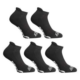 5PACK ponožky Styx nízke čierne (5HN960) S. Nízke ponožky Black Styx - kvalita a pohodlie z Českej republiky
Doprajte si maximálne pohodlie s nízkymi ponožkami Styx, ktoré sú ideálne na každodenné nosenie. Vyrábajú sa v Českej republike a spája sa v nich kvalitný materiál a precízne spracovanie. Hodia sa najmä k teniskám a či už ich budete nosiť na šport alebo do práce, vždy vám poskytnú pohodlie a štýl.
Kvalitný materiál pre vaše celodenné pohodlie
Ponožky sú vyrobené z kombinácie bavlny a umelých vlákien. Vďaka vysokému podielu bavlny sú ponožky Styx priedušné a mäkké, čo je skvelé pre ľudí s citlivou pokožkou. Elastan a polyamid zabezpečujú pružnosť a veľkú odolnosť, takže dobre držia tvar aj pri častom praní. Zároveň dobre odvádzajú vlhkosť, čo oceníte pri náročných športových aktivitách a celodennom nosení.
Praktický a zároveň moderný dizajn a funkčnosť
Ponožky majú nízky strih, ktorý je ideálny na leto alebo na nosenie s teniskami. Obľúbená čierna farba s výrazným bielym logom Styx je univerzálna a ľahko sa kombinuje s akýmkoľvek oblečením. Vďaka elastickému lemu ponožky dokonale sedia na nohe bez nepríjemného škrčenia.
Prečo by ste mali vyskúšať ponožky Styx

Česká výroba: Kvalitné spracovanie a materiály zaručujú dlhú životnosť.
Pohodlie a funkčnosť: Priedušné, pružné a dokonale padnúce ponožky.
Univerzálny dizajn: Čierna farba a nízky strih sa hodia k teniskám aj na šport.

Spodná bielizeň Styx patrí medzi najobľúbenejšie
Česká značka Styx je medzi zákazníkmi známa najmä vďaka svojej spodnej bielizni s neotrelými vzormi vo výrazných farbách. Hlavným dôvodom obľúbenosti značky sú však jej pohodlné materiály a skvelé strihy, ktoré sme vyskúšali na vlastnej koži. Značka Styx patrí medzi naše privátne značky a za kvalitu našich výrobkov dáme ruku do ohňa.
Ako sa starať o ponožky Styx

Pranie. Vyhnite sa agresívnym pracím prostriedkom a tiež bielidlám.
Sušenie. Sušte ich na vzduchu.
Žehlenie : Ponožky nežehlite - materiál nie je vhodný na žehlenie.

Tip: Staňte sa expertom na údržbu spodnej bielizne vďaka radám v našom článku a doprajte svojim obľúbeným kúskom starostlivosť, akú si zaslúžia.