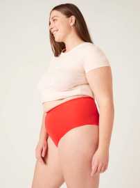 Menstruační kalhotky Modibodi Seamfree Full Brief Heavy-Overnight (MODI4064) 6XL.
Menstruační kalhotky Modibodi Seamfree Full Brief Moderate-Heavy jsou určené pro silnou menstruaci.
Typ Seamfree Full Brief jsou hladké bezešvé nylonové kalhotky vysokého střihu.
Charakteristické pro naše menstruační kalhotky je použití australské merino vlny v savé vrstvě. Použitá vlna je z 95 % z australského farmového merina.
Jak funguje patentovaná Modifier Technology ™

svrchní (dotyková) vrstva je ze 100% merina (ovčí vlna) - to odvádí vlhkost, je antimikrobiální a zajišťuje pocit sucha
prostřední savá vrstva je froté z mikrovlákna, bezpečně pohltí tekutinu a zápach a nepustí je dál
poslední vrstva je nepropustná, ale prodyšná ochrana.

 
Velikosti Modibodi
Tabulky velikostí najdete ZDE.



Size
4/3XS
6/2XS
8/XS
10/S
12/M
14/L
16/XL
18/2XL
20/3XL
22/4XL
24/5XL
26/6XL


Waist
58
61
66
71
76
81
86
91
99
107
115
123


Hip
79-81
84-86
89-91
94-96
99-101
104-106
109-111
114-116
119-124
127-132
135-140
143-148



 
Bezešvé kalhotky jsou na první pohled menší než stejné velikosti kalhotek z jiného materiálu.
Složení
Vnější: 73 % recyklovaného nylonu*, 27 % spandexVnitřní vložka: merino vlna; polyester, polyamid
*Recyklovaný nylon je měkký, hladký, prodyšný a pohodlný úplně stejně jako nylon nerecyklovaný.
Modibodi prádlo bylo certifikováno podle STANDARDU 100 společností OEKO-TEX®.
Navrženo v Austrálii, vyrobeno v Číně.
Praní a sušení
Kalhotky po použití přepereme ve vlažné vodě - nepoužíváme žlučové mýdlo, merinu to nedělá dobře, stejně jako výrazné mnutí či drbání.
Doporučení: Mimo menstruaci kalhotky skladujte v uzavíratelném boxu.
O Modibodi
Podobně jako jiné značky vyrábějící udržitelné menstruační potřeby, i značce Modibodi záleží na tom, aby všechny kroky, které dělá, měly pokud možno pozitivní dopad na společnost i životní prostředí.
Kromě ekologicko-společensko-osvětového úsilí je pro značku Modibodi charakteristické, že chce ukázat reálná ženská těla v jejich přirozenosti, bez dodatečných vylepšení a retuší.