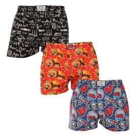 3PACK Herren Boxershorts Styx art klassischer Gummizug mehrfarbig (3A15462) L.
Gönnen Sie sich Stil und Komfort mit den Styx-Shorts für Männer in bunten und originellen Designs.
Weiches Material für ganztägigen Komfort
Die Styx-Shorts bestehen aus 100% Baumwolle, die auch bei ganztägigem Tragen weich und atmungsaktiv ist.
Originelles Design und bequeme Passform
Die Styx-Shorts bringen mit ihren kräftigen Farben und originellen Prints Verspieltheit und einzigartigen Stil in Ihre Garderobe.
Warum Styx-Shorts?

Hergestellt in der Tschechischen Republik mit dem Schwerpunkt auf Qualität und Präzision.


Das Material aus 100% Baumwolle sorgt für Weichheit und Komfort.


Originelle und witzige Designs, die Sie von der Masse abheben werden.

Qualität aus der Tschechischen Republik, das ist Styx-Unterwäsche
Die Unterwäsche von Styx wird vollständig in der Tschechischen Republik hergestellt.
Pflegehinweise für Styx-Shorts
Um die Qualität und den Komfort Ihrer Shorts zu erhalten, beachten Sie bitte die folgenden Hinweise:

Wäscherei: Bei maximal 30 °C waschen, damit die Farben intensiv und die Baumwolle weich bleibt.


Trocknen: Wir empfehlen, sie nicht im Trockner zu trocknen, sondern sie an der Luft trocknen zu lassen.


Bügeln: Für ein glattes Aussehen können Sie die Shorts bei niedriger Temperatur bügeln.

Tip: Werden Sie mit den Tipps in unserem Artikel zum Experten für die Pflege von Dessous und geben Sie Ihren Lieblingsstücken die Pflege, die sie verdienen.