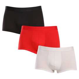 3PACK Moške boksarice Calvin Klein večbarvne (NB3741A-FZC) S.
Izkusite vrhunsko udobje z moškimi boksericami Calvin Klein v modernih barvah.
Material, ki vas navduši že ob prvem poskusu
Calvin Kleinove boksarice so narejene iz mehkega liocella, ki ga dopolnjujejo umetna vlakna.
Sodobna zasnova in krajše noge
Bokserice navdušujejo s prefinjenimi barvnimi toni in tkanim elastičnim trakom z neopaznim logotipom Calvin Klein.
Zakaj bi vsekakor morali preizkusiti boksarice Calvin Klein

Trajnostni in zračni material: Nežen do kože, odlično odvaja vlago in je okolju prijazen.
Krajši športni kroj: Idealno za aktiven življenjski slog in maksimalno udobje.
Elegantna zasnova: Prijetne barve in elastični trak z vtisnjenim logotipom Calvin Klein zagotavljajo sodoben in prefinjen videz.

Spodnje perilo Calvin Klein vam omogoča edinstven slog
Moško spodnje perilo Calvin Klein je ena od stalnic modne industrije.
Kako skrbeti za boksarice Calvin Klein
Če želite, da bo vaše najljubše perilo dolgo ostalo v odličnem stanju, priporočamo, da upoštevate te smernice za vzdrževanje.

Pralnica: Perite pri 30 °C, najbolje od znotraj navzven in s podobnimi barvami.
Sušenje: Bokserje lahko posušite v sušilnem stroju, vendar priporočamo, da izberete nežen program pri nizki temperaturi, da ohranite njihovo mehkobo in elastičnost.
Likanje: To ni niti potrebno niti priporočljivo - material je gladek in se ne stiska.

Nasvet: Iskanje pravega spodnjega perila, ki se vam popolnoma prilega, je lahko izziv.