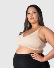 Dámska podprsenka Hotmilk Caress Seamfree Bamboo FULL CAP kojacia béžová (CPO-full) M.
Objav komfort a podporu, ktorú ti poskytne dojčiaca podprsenka Hotmilk, navrhnutá špeciálne pre ženy s plnším poprsím.
Kvalitný materiál pre tvoje maximálne pohodlie
Táto dojčiaca podprsenka je vyrobená z ekologického bambusového vlákna, ktoré je známe svojou priedušnosťou, jemnosťou a hypoalergénnymi vlastnosťami.
Štýlový dizajn a funkčné detaily
Táto dojčiaca podprsenka Hotmilk má hlboký výstrih, ktorý krásne tvaruje dekolt.
Podprsenka je navrhnutá špeciálne pre plnšie poprsie s veľkosťou košíčkov od DD po ​​I, ktorým zaistí optimálnu podporu.
Prečo by si dojčiacu podprsenku Hotmilk mala vyskúšať

Ekologický bambusový materiál: Podprsenka je vyrobená z hypoalergénneho bambusového vlákna, ktoré je príjemné k pokožke a šetrné k prírode.


Pohodlie pre plnšie poprsie: Špeciálny dizajn poskytuje pohodlie a ľahkú oporu aj pre ženy s väčšími veľkosťami košíčkov (DD – I).


Jednoduché dojčenie: Praktické dojčiace klipy umožňujú jednoduchý prístup k prsníku, čo je ideálne pre jednoduché a diskrétne dojčenie doma aj na cestách.


Bezšvový vzhľad a elegantný dizajn: Široké, hladké boky a hlboký výstrih zaisťujú, že podprsenka nebude vidieť pod oblečením a poskytne krásny, prirodzený tvar dekoltu.

Spodná bielizeň Hotmilk podporí tvoje sebavedomie počas tehotenstva a obdobia dojčenia
Obdobie tehotenstva a raného materstva patrí k obdobiam v živote ženy, kedy sa telo mení doslova z hodiny na hodinu.
Na prvý pohľad sa od bežnej ponuky tehotenskej a dojčiacej spodnej bielizne odlišujú podprsenky, nohavičky alebo košieľky svojim vzhľadom, pretože kladú dôraz nielen na praktickú stránku veci, ale predovšetkým na to, aby ženám pristali.
Starostlivosť o podprsenku Hotmilk

Pranie: Odporúčame prať na jemný cyklus v studenej vode a použiť ochranné vrecko na bielizeň.


Sušenie: Sušenie v sušičke neodporúčame, aby sa zachovala pružnosť a tvar podprsenky.

Tip: Aby ti táto exkluzívna bielizeň vydržala čo najdlhšie v perfektnom stave, zaslúži si výnimočné zaobchádzanie.