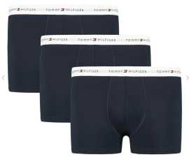 3PACK pánske boxerky Tommy Hilfiger tmavo modré nadrozmer (UM0UM03897 0WG) 3XL, trenky.
Doprajte si nadčasový štýl a špičkový komfort s pánskymi boxerkami od značky Tommy Hilfiger.
Prémiový materiál pre maximálne pohodlie
Boxerky Tommy Hilfiger sú vyrobené z jemnej, na dotyk veľmi príjemnej bavlny s prímesou umelého vlákna, ktorý im dodáva pružnosť a dlhú životnosť.
Ikonyický štýl a precízny strih
Boxerky majú dlhšie nohavičky, ktoré sa nevyhrávajú a poskytujú dostatočné zakrytie a komfort.
Prečo by vám boxerky Tommy Hilfiger nemali chýbať

Prémiová bavlna s elastanom: Mäkká, priedušná a pohodlná na celodenné nosenie.
Dlhšie nohavičky a vyšívaný guma: Stabilita, štýl a žiadne rolovanie.
Elegantný a nadčasový dizajn: Skvelé na každodenné aj špeciálne príležitosti.

Spodná bielizeň Tommy Hilfiger je zárukou najvyššej kvality
Značka Tommy Hilfiger sa stala ikonou amerického obliekania pred takmer 40 rokmi a jej farebnosť v odtieňoch modrej, červenej a bielej je rozpoznateľná na prvý pohľad.
Ako sa starať o boxerky Tommy Hilfiger

Pranie: Per na 30 °C.
Sušenie: Boxerky možno sušiť v sušičke pri nízkej teplote.
Žehlenie: V prípade potreby je možné ich žehliť na nižšiu teplotu.

Tip: Nájdenie ideálneho kúsku spodnej bielizne môže byť niekedy náročné.