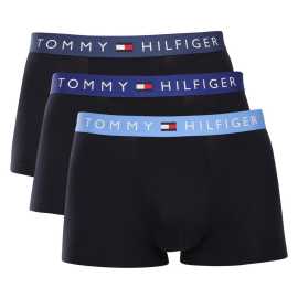 3PACK pánske boxerky Tommy Hilfiger čierne (UM0UM03908 0UL) M, trenky. Pánske boxerky Tommy Hilfiger potešia mužov aj ich ženy
Tieto pánske boxerky Tommy Hilfiger sú perfektnou voľbou pre mužov, ktorí ocenia štýl a pohodlie. Boxerky sú vyrobené z prémiovej bavlny s prímesou elastanu, čo zaručuje dokonalý komfort po celý deň. Klasický dizajn s kratšími nohavičkami a ikonickým vyšívaným pásikom s logom Tommy Hilfiger podčiarkuje eleganciu a nadčasový štýl.
Kvalitný materiál pre maximálne pohodlie
Boxerky sú vyrobené z bavlny s prímesou elastanu, čo zaisťuje ich priedušnosť a pružnosť. Bavlna poskytuje mäkkosť a prirodzenú termoreguláciu, zatiaľ čo vďaka elastanu sa boxerky Tommy Hilfiger dokonale prispôsobia tvojej postave bez obmedzenia pohybu.
Klasický štýl a pohodlie s boxerkami Tommy Hilfiger
Pánske boxerky prémiovej značky Tommy Hilfiger majú kratšie nohavičky a elegantný dizajn doplnený vytkávanou gumou s logom Tommy Hilfiger. Guma je elastická, pohodlná a štýlová, vďaka čomu boxerky zostanú na svojom mieste po celý deň.
Prečo by si mal vyskúšať tieto boxerky

Priedušná bavlna: Zaisťuje pohodlie a sviežosť po celý deň.


Pružnosť vďaka elastanu: Boxerky sa skvele prispôsobia tvojej postave.


Štýlový vyšívaný gumový pás: Logo Tommy Hilfiger dodáva boxerkám elegantný vzhľad.

Spodná bielizeň Tommy Hilfiger je zárukou najvyššej kvality
Značka Tommy Hilfiger sa stala ikonou amerického obliekania pred takmer 40 rokmi a jej farebnosť v odtieňoch modrej, červenej a bielej je rozpoznateľná na prvý pohľad. Všetky výrobky tejto značky spája prvotriedne spracovanie a nenápadný luxus, ktorý si môžeš dopriať každý deň. Pánske boxerky Tommy Hilfiger nájdete v šatníku štýlových mužov po celom svete, ktorí oceňujú predovšetkým ich nadčasový dizajn a materiály, ktoré vás doslova pohladia. Ocení to nielen vaše intímne partie, ktoré sa budú cítiť ako v bavlnke, ale aj vaša partnerka, ktorá sa vás bude ešte radšej dotýkať.
Ako sa starať o boxerky Tommy Hilfiger
Aby vaše boxerky zostali čo najdlhšie v perfektnom stave, je dôležité dodržiavať nasledujúce pokyny:

Pranie: Boxerky perte na 30 °C s jemnými pracími prostriedkami, aby si zachovali svoju jemnosť.


Sušenie: Možno bezpečne sušiť v sušičke na nízkej teplote.


Žehlenie: Boxerky možno žehliť na nízku teplotu, ale zvyčajne to nie je potrebné.

Tip: Nájdenie správneho kúsku spodnej bielizne, ktorý vám perfektne sedí, je niekedy náročné. Keď ho už nájdete, stojí za to sa oň dobre starať, aby vám vydržal čo najdlhšie. Rady, ako na to, nájdete v našom článku.
