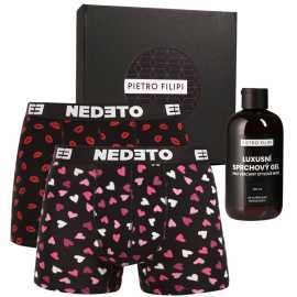 Pánska darčeková sada 2PACK boxerky Nedeto a sprchový gél Pietro Filipi (3NBVLP1) XL, trenky.
Ukážte svojmu milovanému mužovi, že vám na ňom záleží!
Čo obsahuje darčeková sada Pietro Filipi

2 páry štýlových boxeriek Nedeto na Valentína
1 fľaša sprchového gélu Pietro Filipi s výživným zložením

Boxerky Nedeto na Valentína – pre lásku, štýl a pohodlie
Boxerky Nedeto, značka, ktorá vás zaujme na prvý pohľad – jeden pár je zdobený ružovými srdiečkami, druhý je posiaty červenými bozkami.
Výživný sprchový gél na starostlivosť o vašu pokožku
Sprchový gél Pietro Filipi má jemné zloženie, ktoré pokožku nevysušuje, ale zanecháva ju jemnú a s sviežou, nenápadnou vôňou.
Zloženie:
Aqua, Ammonium Lauryl Sulfate, Cocamidopropyl Betaine, Disodium Cocoyl Glutamate, Glycerin, Phenoxyethanol, Sodium Chloride, Parfum, Triethylene Glycol, Sodium Lactate, Sodium PCA, Limonene, Linalool, Hexyl Cinnamal, Fructose, Glycine, Inositol, kyselina mliečna, niacinamid, močovina, extrakt z plodov/listov Tasmannia Lanceolata, benzoát sodný
Prečo stojí za to si túto darčekovú sadu dopriať?

Valentínsky štýl s vtipom a srdcom.
Kozmetika pre skutočných mužov.
Elegantné balenie.

Nový začiatok pre Pietro Filipi
Značka Pietro Filipi je na českom trhu už mnoho rokov a je známa najmä svojím moderným oblečením pre biznis a voľný čas.
Ako sa starať o boxerky Nedeto Valentine's Day

Pranie: Odporúčame prať boxerky na 30 °C.
Sušenie: Nesušte v sušičke.
Žehlenie: Boxerky môžete žehliť na nižšej teplote, ideálne naruby, aby nedošlo k poškodeniu potlače a elastanu.

 Potěšte ho darčekom, ktorý je štýlový, praktický a bude mu prinášať radosť každý deň.
