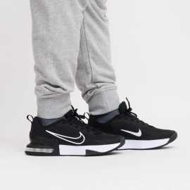 Nike Air Max Alpha Trainer 6 40,5. Alpha Trainer 6: Pre každého bojovníkaPosuň svoj výkon na novú úroveň s Nike Air Max Alpha Trainer 6. Kombinuje pevnú oporu, pohodlné tlmenie a odolnú konštrukciu, vďaka ktorej zvládneš aj tie najnáročnejšie tréningy.VýhodyVysoká stabilita – široká, plochá podrážka a robustná päta s jednotkou Max Air pre lepšiu oporu.Maximálne tlmenie – penová medzipodrážka a Air jednotka v päte pre dlhodobé pohodlie.Optimálna flexibilita – drážky v prednej časti podporujú prirodzený pohyb pri výpadoch.Skvelá trakcia – gumová podrážka s výrazným vzorom a bočné spevnenie pre lepšiu priľnavosť.Trénuj tvrdšie, pohybuj sa sebavedomejšie a posúvaj svoje limity s Air Max Alpha Trainer 6!.Vrch - textília a syntetika  Ponúka výhodný pomer priedušnosti a odolnosti. Textília je dobre priedušná, ale zároveň ponúka zvýšenú odolnosť proti oderu a vplyvom. Je navyše na strategických miestach spevnená syntetickými prekryvmi, ktoré topánku spevňujú, robia ju odolnejšou a chránia tvoje nohy.Medzipodošva - Air Max  Legendárna technológia od Nike si zakladá na jednoduchej myšlienke - prečo vymýšľať nejaké zložité materiály, keď stačí využiť vzduch? Vďaka tomu sa medzipodošva nijako neopotrebuje a stále si drží svoj tvar a kvalitu.  Topánky sú tak extrémne pohodlné, skvele tlmia a ty môžeš doslova chodiť ako po obláčiku. A prečo sa technológia vlastne volá Air Max? Pretože ju je vidieť.  Podrážka - guma  S gumovou podrážkou sa proste nedá nič pokaziť. Dlho vydrží, ľahko sa čistí a má skvelú trakciu.