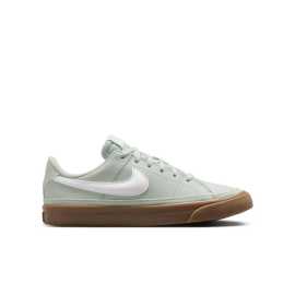 Nike Court Legacy 35,5. NikeCourt Legacy – old-school tenisový styl pro dětiDopřej dětem nadčasový vzhled s teniskami Nike Court Legacy. Jsou pohodlné, odolné a inspirované klasickou tenisovou kulturou. Díky retro designu a ikonickému Swooshi budou vypadat skvěle nejen na kurtu, ale i ve městě.VýhodyOdolná konstrukce pro každodenní nošeníKlasický styl s retro prvky a ikonickým logemPohodlný střih pro celodenní komfortStyl, který nikdy nevyjde z módy – NikeCourt Legacy je dokonalá volba pro malé šampiony.Vrch - textília a syntetika  Ponúka výhodný pomer priedušnosti a odolnosti. Textília je dobre priedušná, ale zároveň ponúka zvýšenú odolnosť proti oderu a vplyvom. Je navyše na strategických miestach spevnená syntetickými prekryvmi, ktoré topánku spevňujú, robia ju odolnejšou a chránia tvoje nohy.Podrážka - guma  S gumovou podrážkou sa proste nedá nič pokaziť. Dlho vydrží, ľahko sa čistí a má skvelú trakciu.