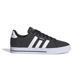 adidas Daily 3.0 Shoes 40 2/3. Klasický street štýl s moderným nádychom Dodaj svojmu outfitu novú energiu s týmito teniskami, ktoré spájajú dedičstvo adidas s moderným dizajnom. Tenisky adidas Daily 3.0 majú klasický strih a semišový zvršok, ktorý dodáva tvojmu štýlu elegantný vzhľad. Či už ideš po kampuse alebo do mesta, tieto topánky ti zaručia maximálne pohodlie a štýl. Výhody  Pravidelný strih: Skvele padnú pre každodenné nosenie. Semišový zvršok: Elegantný a moderný vzhľad. Gumená podrážka: Vulkanizovaný vzhľad pre extra odolnosť.              S adidas Daily 3.0 budeš mať vždy štýl a pohodlie, či už ideš kamkoľvek.Vrch - textília  Textilné vrchy sú úplne ideálne pre svoju priedušnosť do teplejších dní. Len pozor na odieranie, s odolnosťou je to trochu horšie ako napríklad pri koži.Medzipodošva - EVA  Základná technológia používaná u väčšiny modelov tenisiek, ktorá sa vyznačuje dobrou tlmivosťou a responzivitou. Čo sa týchto dvoch vlastností týka, existujú lepšie technológie s väčším tlmením a návratom energie. EVA (alebo tiež Ethylenvinylacetát) je ale oproti nim cenovo dostupnejšia a často vhodnejšia. Nie vždy totiž potrebuješ tú najmäkšiu topánku.Podrážka - guma  S gumovou podrážkou sa proste nedá nič pokaziť. Dlho vydrží, ľahko sa čistí a má skvelú trakciu.Tip: Aby ti topánky vydržali čo najdlhšie krásne a čisté, odporúčame sa o ne starať ako o bábätko. Pomôžu ti v tom výrobky na čistenie obuvi => vyskúšaj!