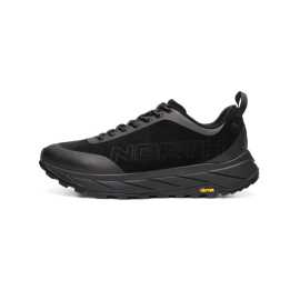 Northfinder M Hiking Vibram® Megagrio NANGA 42. Northfinder NANGA   Prémiová outdoorová obuv  Northfinder NANGA bola navrhnutá  špeciálne pre mužov, ktorí pri svojich outdoorových aktivitách oceňujú štýl, odolnosť a funkčnosť. Topánky vyrobené z kvalitnej semišovej kože ponúkajú sofistikovaný vzhľad a odolnosť, vďaka čomu sú skvelou voľbou na turistiku, nordic walking, rýchlu chôdzu alebo každodenné nosenie.  Výhody    Vibram® Megagrip BAYU: Podrážka poskytuje výnimočnú priľnavosť na mokrom aj suchom povrchu a odolnosť. Vibram S-LINE a HELIX LUG poskytujú prirodzený pohyb chodidla a lepšiu trakciu a brzdenie.  Vložky OrthoLite® Eco LT™: Ľahké, priedušné a ekologickévložky poskytujú dlhotrvajúce odpruženie, vynikajúci odvod vlhkosti a antimikrobiálnu ochranu proti plesniam a baktériám.  Medzipodrážka EVA: Poskytuje skvelé tlmenie nárazov a pohodlie pri chôdzi v nerovnom teréne.  Vhodné na rôzne ročné obdobia: Topánky NANGA sú ideálne na používanie v lete, na jar a na jeseň. Vďaka ľahkej konštrukcii (každá topánka váži 400 g vo veľkosti 42) sú pohodlné aj pri dlhom nosení.      Medzipodošva - EVA  Základná technológia používaná u väčšiny modelov tenisiek, ktorá sa vyznačuje dobrou tlmivosťou a responzivitou. Čo sa týchto dvoch vlastností týka, existujú lepšie technológie s väčším tlmením a návratom energie. EVA (alebo tiež Ethylenvinylacetát) je ale oproti nim cenovo dostupnejšia a často vhodnejšia. Nie vždy totiž potrebuješ tú najmäkšiu topánku.Výstelka - OrthoLite®  Kombináciou špecifickej peny a vystuženia EVA na päte vzniká veľmi ľahká vložka, ktorá zaistí svieže, suché, zdravšie a hlavne pohodlnejšie prostredie v tvojich topánkach. Nestráca používaním na svojej kvalite, dajú sa pohodlne prať a sú vyrábané z recyklovaných pneumatík.Tip: Ak si neviete rady, ako si vlastne vybrať tie správne topánky do hôr, pozrite si náš článok, ktorý vám pomôže s výberom.