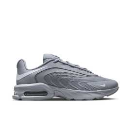 Nike Air Max Fire 44. Nike Air Max Fire - štýl, ktorý ide na plný plyn Horúca novinka Air Max - Nike Fire kombinuje elegantný vzhľad, skvelé odpruženie a odolnosť. Zvršok zo sieťoviny so syntetickými prvkami poskytuje priedušnosť aj štýlový vrstvený dizajn, zatiaľ čo jednotka Max Air v päte vás podporí pri každom kroku. Výhody  Priedušný zvršok zo sieťoviny - so syntetickými materiálmi pre odolnosť a štýl. Odpruženie Max Air - pre pohodlie od rána do večera. Gumová podrážka - protišmyková a s dlhou životnosťou. Odpružený lem a penová medzipodrážka - pre väčšie pohodlie.   Tenisky Air Max Fire - pohodlie a štýl, ktorý zapaľuje chuť vyraziť von.Horná Sieťovina. Je taká ľahká, že ani nebudete vedieť, že ju máte na sebe. A okrem toho vám poskytne potrebnú oporu presne tam, kde ju potrebujete.Medzipodrážka  Penová medzipodrážka je ako vankúš pre vaše nohy - mäkká, pružná a pripravená tlmiť akýkoľvek náraz. Vďaka nej sa budete cítiť, akoby ste bežali na obláčiku, aj keď asfalt pod nohami nie je práve najjemnejší. Navyše vracia energiu, takže vás pri každom kroku trochu nakopne vpred!Medzipodošva - Air Max  Legendárna technológia od Nike si zakladá na jednoduchej myšlienke - prečo vymýšľať nejaké zložité materiály, keď stačí využiť vzduch? Vďaka tomu sa medzipodošva nijako neopotrebuje a stále si drží svoj tvar a kvalitu.  Topánky sú tak extrémne pohodlné, skvele tlmia a ty môžeš doslova chodiť ako po obláčiku. A prečo sa technológia vlastne volá Air Max? Pretože ju je vidieť.  Podrážka - guma  S gumovou podrážkou sa proste nedá nič pokaziť. Dlho vydrží, ľahko sa čistí a má skvelú trakciu.
