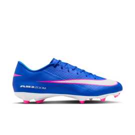 Nike Mercurial Vapor 16 Academy MG Low 44. Nike Mercurial Vapor 16 Academy MG - Navrhnutý pre rýchlosť  T ieto kopačkyNike Mercurial Vapor 16 Academy MG sú ideálne pre hráčov, ktorí chcú zvýšiť svoju rýchlosť a výkon na ihrisku. Vďaka vylepšenej jednotke Air Zoom v päte poskytujú výbušný pocit, ktorý vás podporí pri každom šprinte. Zvršok je vyrobený z materiálu NikeSkin, ktorý spolu s integrovanými chevrónmi poskytuje presné ovládanie lopty a pocit "futbalu naboso".  Výhody: Vhodné pre všetkých, ktorí sa rozhodnú pre tento model:    Rýchlosť a trakcia: kombinácia evolučných ševrónov a lopatkových kolíkov umožňuje rýchle zmeny smeru a maximálnu priľnavosť.  Pohodlie a prispôsobenie: Pružný zvršok z adaptívneho úpletu poskytuje pevné uchytenie a prináša väčšiu blízkosť k lopte.  Univerzálnosť: Kopačky sú vhodné na prírodné aj syntetické povrchy.       Tieto kopačky sú ideálnou voľbou pre hráčov, ktorí chcú vyniknúť v rýchlosti a mať absolútnu kontrolu nad hrou.VRCHPredstav si, že máš na nohe niečo ako super tenké, priedušné ponožky, ktoré ti dokonale sedia. To je NikeSkin. Je to materiál, ktorý ti dáva pocit nahých nôh, ale zároveň ti poskytuje skvelú podporu a cit pre loptu. Je ľahký ako pierko, takže ti to pomôže byť rýchlejší a obratnejší. Proste si to predstav ako vylepšenie tvojej nohy pre futbal.Medzipodošva - Zoom Air  Nie je ju síce na prvý pohľad vidieť, ako Air Max, ale zato je výkonnejšia. Táto revolučná technológia používa na tlmenie tiež vzduchové bubliny. Jednu mäkšiu uprostred a druhú tvrdšiu, ktorá ju obopína. Tým sa vytvorí efekt "trampolíny" a výsledkom je nielen tlmenie, ale hlavne návrat energie, ktorý ťa doslova vystrelí do ďalšieho kroku.Podrážka - guma  S gumovou podrážkou sa proste nedá nič pokaziť. Dlho vydrží, ľahko sa čistí a má skvelú trakciu.   Tip: Ak neviete, ako si vybrať správne kopačky, pozrite si náš článok, ktorý vám pomôže s výberom.