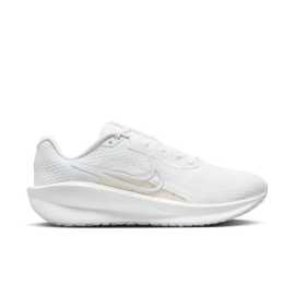 Nike Downshifter 13 Womens Road Running Shoes 36,5. Bežecké topánky pre každéhoČi už začínaš svoju bežeckú cestu, alebo si expert, ktorý chce vyladiť tempo, model Downshifter 13 je tu pre teba. Prepracovaný zvršok, tlmenie a vysoká odolnosť ti pomôžu nájsť to správne tempo aj zvládnuť prvé kroky k dosiahnutiu tvojich cieľov.Vyrobené z materiálu Nike Grind: Podrážka obsahuje minimálne 15 % materiálu Nike Grind, ktorý vzniká z odrezkov pri výrobe topánok.Priedušná sieťovina: Mäkká a pohodlná sieťovina je vysoko priedušná, čo zaisťuje komfort pri behu.Podpora a bezpečie: Vylepšený vnútorný pás dokonale obopína strednú časť chodidla a bezpečne ťa podrží.Podrobnosti o produkte:Reflexné prvky pre zvýšenie viditeľnostiNepoužívať ako osobnú ochrannú pomôckuNájdi svoje tempo a dosiahni svoje ciele s modelom Nike Downshifter 13!Horná Sieťovina. Je taká ľahká, že ani nebudete vedieť, že ju máte na sebe. A okrem toho vám poskytne potrebnú oporu presne tam, kde ju potrebujete.Medzipodrážka  Penová medzipodrážka je ako vankúš pre vaše nohy - mäkká, pružná a pripravená tlmiť akýkoľvek náraz. Vďaka nej sa budete cítiť, akoby ste bežali na obláčiku, aj keď asfalt pod nohami nie je práve najjemnejší. Navyše vracia energiu, takže vás pri každom kroku trochu nakopne vpred!Podrážka - guma  S gumovou podrážkou sa proste nedá nič pokaziť. Dlho vydrží, ľahko sa čistí a má skvelú trakciu.