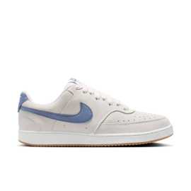 Nike Court Vision Low 44,5. Nike Court Vision Low – Retro štýl, ktorý nikdy neomrzí!Tenisky Nike Court Vision Low inšpirované basketbalovou klasikou 80. rokov prinášajú ikonický vzhľad v modernom prevedení. Kombinácia syntetickej kože a gumovej podrážky zabezpečuje odolnosť, pohodlie a skvelú trakciu.Výhody:Klasický kožený vzhľad – odolná syntetická koža pre dlhú životnosť.Pohodlná konštrukcia – nízky profil pre voľnosť pohybu.Gumová podrážka – skvelá trakcia a odolnosť.Minimalistický dizajn – hodí sa ku každému outfitu.Nike Court Vision Low sú ideálnou voľbou pre tých, ktorí chcú nadčasový štýl s moderným komfortom.Vrch - syntetická koža  Vyznačuje sa dobrou prispôsobivosťou a skvelou odolnosťou. Po pár noseniach sa topánky trošku roztiahnu a spohodlnia. Koža je navyše skvelá v odolnosti a dobre sa udržuje.Medzipodošva - Phylon  Phylon je odľahčená, nízkoprofilová a responzívnejšia verzia klasickej EVA medzipodošvy. Každý krok v týchto topánkach tak bude ľahší a energickejší.  Podrážka - guma  S gumovou podrážkou sa proste nedá nič pokaziť. Dlho vydrží, ľahko sa čistí a má skvelú trakciu.InformácieNano impregnácia Star Laces. Na trhu je veľa produktov s takzvanou nano technológiou, ale len máloktorý má taký vysoký podiel účinných látok ako nano impregnácia Star Laces. Preukázaná účinnosť tejto nano impregnácie bola testovaná na všetky druhy obuvi, športového a outdoorového oblečenia, rukavíc, čiapok, tašiek, batohov, dáždnikov a stanov. Prihoď si jednu do košíka tu.