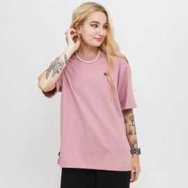 Vans WM SS OTW TEE XS. Modelka meria 170 cm, váži 56 kg a má na sebe veľkosť M.