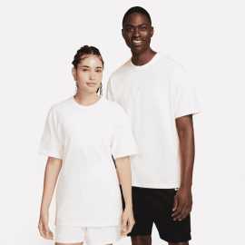 Nike Sportswear Premium Essentials XL. Tričko, ktoré vyzerá skvele a zachováva váš štýl Keď chcete niečo, čo vyzerá jednoducho, ale pôsobí prémiovo, tričko Nike Sportswear Premium Essentials je stávkou na istotu. Bavlna s vyššou gramážou je príjemná na telo, voľnejší strih so širšími ramenami vám poskytne maximálne pohodlie a decentné logo na hrudi dodá jemný šmrnc. Výhody ▪︎ Ťažší bavlnený materiál: Pohodlný, odolný a drží tvar.▪︎ Voľnejší strih: Pohodlne sedí a neobmedzuje v pohybe▪︎ Predĺžené ramená: Moderná silueta s ležérnym pocitom▪︎ Jemné vyšívané logo: Prémiový detail, ktorý nezapadne Oblečte si tričko Nike Premium Essentials a dodajte svojmu outfitu čistý, nadčasový štýl.