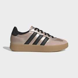 adidas Barreda Shoes 39 1/3. Obuv adidas s ikonickým dizajnom a spoľahlivou priľnavosťou Dodajte svojmu outfitu víťazný štýl s týmito teniskami adidas Barreda . Klasický dizajn so špičkou v tvare T a zvrškom zo syntetickej kože doplneným semišovými detailmi vytvára modernú kombináciu textúr. Topánky sú štýlové, ale aj funkčné, nielen gumová podrážka vám poskytne stabilitu a skvelú priľnavosť na rôznych povrchoch. Výhody  Konštrukcia. Kvalitné materiály:zvršokzo semišua syntetickej kože Podrážka: guma   Stavte na kombináciu nadčasového vzhľadu a praktickosti, ktorá vás podrží v každej situácii.Vrch - syntetická koža  Vyznačuje sa dobrou prispôsobivosťou a skvelou odolnosťou. Po pár noseniach sa topánky trošku roztiahnu a spohodlnia. Koža je navyše skvelá v odolnosti a dobre sa udržuje.Podrážka - guma  S gumovou podrážkou sa proste nedá nič pokaziť. Dlho vydrží, ľahko sa čistí a má skvelú trakciu.