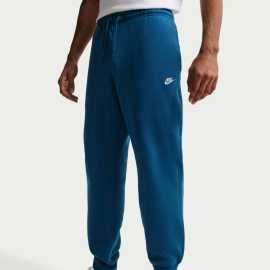 Nike Club Mens Joggers M. Pohodlné nohavice, na ktoré sa môžete spoľahnúť Pánske teplákyNike Club sú tepláky, ktoré si vás získajú hneď na prvé oblieknutie. Mäkký flísový materiál vám zaistí pohodlie doma aj vonku a regular strih so zúžením v oblasti členkov im dodáva čistý a moderný vzhľad. Výhody ▪ Mäkký fleece - zvonka hladký, zvnútra mäkký, ideálny na každodenné nosenie.▪ Elastický pás so šnúrkou na stiahnutie - pohodlne sa prispôsobí telu.▪ Bočné vrecká a zadné vrecko na gombík - praktický úložný priestor na telefón alebo drobnosti.▪ Strih so zúžením pri členkoch - dodáva modernú siluetu a dobre sa hodí k teniskám. Obujte si ich a doprajte si pohodlie, ktoré vás bude sprevádzať od rána do večera.