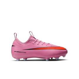 Nike Jr. Mercurial Vapor 16 Academy 38,5. Nike Air Zoom Mercurial Elite - maximálna rýchlosť a presnosť Chcete posunúť hranice svojej rýchlosti?  Nike Air Zoom Mercurial Elite sú určené práve pre vás! Vďaka vylepšenej jednotke Air Zoom v päte získate výbušnú energiu na bleskové šprinty a rýchle prieniky cez obranu. Tieto kopačky sú zatiaľ najcitlivejším modelom Mercurial, ktorý vám umožní okamžite zrýchliť a zakončiť s maximálnou presnosťou.  Výhody  Maximálny cit pre loptu - zvršok NikeSkin s integrovaným ševrónovým vzorom poskytuje lepšiu kontrolu lopty a prináša pocit hry naboso. Trakcia pre bleskové zrýchlenie - Inovatívny vlnitý trakčný vzor s kaskádovitými kolíkmi zvyšuje kontakt s jednotkou Air Zoom a poskytuje dokonalú priľnavosť pre rýchle štarty a zmeny smeru. Prispôsobiteľný strih - Nová pletenina nahrádza pôvodnú sieťovinu, poskytuje väčšiu flexibilitu, podporu a lepšie prilieha k nohe pre prirodzený pocit pri kontakte s loptou. Všestranné použitie - ideálne na prírodné a syntetické povrchy s klasickými šnúrkami a polstrovanou stielkou pre pohodlie počas celej hry.   Nike Air Zoom Mercurial Elite - ovládnite ihrisko rýchlosťou a presnosťou! VRCHPredstav si, že máš na nohe niečo ako super tenké, priedušné ponožky, ktoré ti dokonale sedia. To je NikeSkin. Je to materiál, ktorý ti dáva pocit nahých nôh, ale zároveň ti poskytuje skvelú podporu a cit pre loptu. Je ľahký ako pierko, takže ti to pomôže byť rýchlejší a obratnejší. Proste si to predstav ako vylepšenie tvojej nohy pre futbal.Medzipodošva - Zoom Air  Nie je ju síce na prvý pohľad vidieť, ako Air Max, ale zato je výkonnejšia. Táto revolučná technológia používa na tlmenie tiež vzduchové bubliny. Jednu mäkšiu uprostred a druhú tvrdšiu, ktorá ju obopína. Tým sa vytvorí efekt "trampolíny" a výsledkom je nielen tlmenie, ale hlavne návrat energie, ktorý ťa doslova vystrelí do ďalšieho kroku.Podrážka - guma  S gumovou podrážkou sa proste nedá nič pokaziť. Dlho vydrží, ľahko sa čistí a má skvelú trakciu.   Tip: Ak neviete, ako si vybrať správne kop