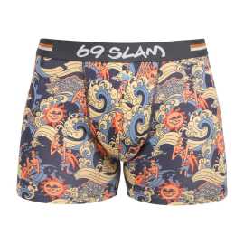 Pánske boxerky 69SLAM fit bamboo ANCIENT WAVES GILBERT (MPBANW-BB) XXL, trenky. Pánske boxerky 69SLAM fit bamboo
Bielizeň značky 69SLAM má výhodu oproti konkurencii. Tou výhodou sú luxusné bambusové boxerky vyrobené zlúčením 68 % bambusu, 27 % bavlny a 5 % spandexu do jedného kusu látky. V tomto prípade boxerky vo variante fit sú neuveriteľne príjemné a to nielen na dotyk, ale hlavne pri nosení. Sú také ľahučké, že vlastne ani necítite, že ich máte na tele. A luxusnú bielizeň nemáte cítiť! Vďaka zložke „Bamboo Khun“ majú vlákna prirodzené antibakteriálne a antistatické vlastnosti. Áno, táto látka 21. storočia vytvára na pokožke prirodzené prostredie. Oproti ostatným materiálom dokáže absorbovať až 3× viac vlhkosti. Bambus je vďaka veľmi rýchlemu rastu úžasným obnoviteľným zdrojom, pri pestovaní ktorého nie je potrebné používať pesticídy a hnojivá. Takže ako bonus šetríme životné prostredie.