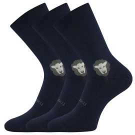 3PACK ponožky VoXX merino modré (Barefootan merino-blue) S. Maximálny komfort a funkčnosť pre milovníkov bosých topánok s ponožkami VoXX
Zažite dokonalý komfort s ponožkami VoXX vyrobenými z prvotriednej merino vlny. Tieto anatomicky tvarované ponožky sú určené na nosenie v bosých topánkach, ale ich výhody oceníte aj pri bežnom nosení v chladných dňoch. Vďaka premyslenému dizajnu a antibakteriálnej ochrane poskytujú celodenný komfort, sucho a teplo – či už ste na cestách, v práci alebo doma.
Vysoko kvalitný materiál, ktorý sa prispôsobí vašim potrebám
Ponožky sú vyrobené zo zmesi merino vlny a syntetických vlákien. Merino vlna je prírodná, mimoriadne mäkká a priedušná, zároveň reguluje teplotu a odvádza vlhkosť. Vďaka tomu zostanú vaše nohy suché a teplé bez prehriatia. Použitý funkčný materiál prispieva k vyššej odolnosti a rýchlemu schnutiu, zatiaľ čo strieborné ióny v ponožkách účinne redukujú zápach a majú antibakteriálny účinok – ideálna voľba na každodenné nosenie.
Anatomický dizajn, ktorý rešpektuje prirodzený tvar nohy
Ponožky VoXX majú širokú špičku a sú rozdelené na ľavú a pravú nohu, takže perfektne sedia a sú mimoriadne pohodlné, bez zvierania alebo krútenia. Reťazový šev na špičke zaisťuje hladké spojenie bez vystupujúcich švov – už žiadne tlakové body ani nepríjemné odieranie v topánkach. Ponožky na bosé nohy s merino vlnou sú skvelé na chladnejšie dni, každodenné nosenie a turistiku alebo zimnú obuv.
Prečo vyskúšať ponožky VoXX z merino vlny

Presný anatomický strih: Rozlíšenie ľavej a pravej nohy a široká špička pre voľnosť pohybu.
Merino vlna so striebrom: Antibakteriálny účinok a bez zápachu, termoregulácia.
Maximálny komfort: Hladká špička s reťazovým stehom bez tlakových bodov.

Ponožky VoXX na každú príležitosť
Česká firma VoXX sa špecializuje na ponožky z pohodlných a funkčných materiálov, ktoré budete chcieť nosiť stále. Či už si vyberiete vysoký alebo nízky strih, na svoje ponožky sa môžete vždy spoľahnúť. Môžete ich nosiť do práce aj vo voľnom čase a vždy sa budete cítiť pohodlne. Vďaka precíznemu spracovaniu potešia ponožky VoXX aj tých najnáročnejších zákazníkov.
Ako sa starať o ponožky VoXX
Aby vaše ponožky zostali dlho v perfektnom stave, odporúčame dodržiavať tieto pokyny na údržbu.

Pranie: Ideálne je prať ponožky ručne alebo v práčke na 30 °C s použitím pracieho prostriedku určeného na vlnu. Nepoužívajte aviváž, pretože by mohla poškodiť prírodné vlákna a znížiť ich funkčné vlastnosti.
Sušenie: Ponožky nesušte v sušičke – namiesto toho ich nechajte voľne uschnúť, ideálne rozložené na rovnej ploche, mimo priameho slnečného žiarenia a zdrojov tepla. Tým predĺžite ich životnosť a zachováte ich tvar.
Žehlenie: Ponožky nežehlite – jemná štruktúra merino vlny by sa mohla poškodiť a stratiť svoje prirodzené vlastnosti.

Tip: Merino vlna je jeden z najkvalitnejších materiálov, preto si zaslúži špeciálne zaobchádzanie. Aby vaše ponožky zostali v perfektnom stave, pripravili sme pre vás rad skvelých tipov na pranie spodnej bielizne, ako napríklad pranie plachiet a vreciek na jemné prádlo.