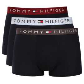 3PACK pánske boxerky Tommy Hilfiger čierne (UM0UM03908 06K) XL, trenky. Pánske boxerky Tommy Hilfiger potešia mužov aj ich ženy
Tieto pánske boxerky Tommy Hilfiger sú perfektnou voľbou pre mužov, ktorí ocenia štýl a pohodlie. Boxerky sú vyrobené z prémiovej bavlny s prímesou elastanu, čo zaručuje dokonalý komfort po celý deň. Klasický dizajn s kratšími nohavičkami a ikonickým vyšívaným pásikom s logom Tommy Hilfiger podčiarkuje eleganciu a nadčasový štýl.
Kvalitný materiál pre maximálne pohodlie
Boxerky sú vyrobené z bavlny s prímesou elastanu, čo zaisťuje ich priedušnosť a pružnosť. Bavlna poskytuje mäkkosť a prirodzenú termoreguláciu, zatiaľ čo vďaka elastanu sa boxerky Tommy Hilfiger dokonale prispôsobia tvojej postave bez obmedzenia pohybu.
Klasický štýl a pohodlie s boxerkami Tommy Hilfiger
Pánske boxerky prémiovej značky Tommy Hilfiger majú kratšie nohavičky a elegantný dizajn doplnený vytkávanou gumou s logom Tommy Hilfiger. Guma je elastická, pohodlná a štýlová, vďaka čomu boxerky zostanú na svojom mieste po celý deň.
Prečo by si mal vyskúšať tieto boxerky

Priedušná bavlna: Zaisťuje pohodlie a sviežosť po celý deň.


Pružnosť vďaka elastanu: Boxerky sa skvele prispôsobia tvojej postave.


Štýlový vyšívaný gumový pás: Logo Tommy Hilfiger dodáva boxerkám elegantný vzhľad.

Spodná bielizeň Tommy Hilfiger je zárukou najvyššej kvality
Značka Tommy Hilfiger sa stala ikonou amerického obliekania pred takmer 40 rokmi a jej farebnosť v odtieňoch modrej, červenej a bielej je rozpoznateľná na prvý pohľad. Všetky výrobky tejto značky spája prvotriedne spracovanie a nenápadný luxus, ktorý si môžeš dopriať každý deň. Pánske boxerky Tommy Hilfiger nájdete v šatníku štýlových mužov po celom svete, ktorí oceňujú predovšetkým ich nadčasový dizajn a materiály, ktoré vás doslova pohladia. Ocení to nielen vaše intímne partie, ktoré sa budú cítiť ako v bavlnke, ale aj vaša partnerka, ktorá sa vás bude ešte radšej dotýkať.
Ako sa starať o boxerky Tommy Hilfiger
Aby vaše boxerky zostali čo najdlhšie v perfektnom stave, je dôležité dodržiavať nasledujúce pokyny:

Pranie: Boxerky perte na 30 °C s jemnými pracími prostriedkami, aby si zachovali svoju jemnosť.


Sušenie: Možno bezpečne sušiť v sušičke na nízkej teplote.


Žehlenie: Boxerky možno žehliť na nízku teplotu, ale zvyčajne to nie je potrebné.

Tip: Nájdenie správneho kúsku spodnej bielizne, ktorý vám perfektne sedí, je niekedy náročné. Keď ho už nájdete, stojí za to sa oň dobre starať, aby vám vydržal čo najdlhšie. Rady, ako na to, nájdete v našom článku.