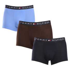 3PACK Moške boksarice Tommy Hilfiger večbarvne (UM0UM03180 0X0) L.
Privoščite si brezčasen slog in vrhunsko udobje z moškimi boksericami Tommy Hilfiger.
Vrhunski material za maksimalno udobje
Boksarice Tommy Hilfiger so izdelane iz mehkega, na otip prijetnega bombaža z dodatkom elastana, ki jim daje prožnost in trpežnost.
Ikoničen slog in natančen kroj
Bokserji imajo daljše noge, ki se ne zvijajo, ter zagotavljajo zadostno pokritost in udobje.
Zakaj ne smete zamuditi boksaric Tommy Hilfiger

Vrhunski bombaž z elastanom: Mehke, zračne in udobne za celodnevno nošenje.
Daljše noge in elastičen pas: Stabilnost, slog in brez premikanja.
Elegantna in brezčasna zasnova: Odlično za vsak dan in posebne priložnosti.

Spodnje perilo Tommy Hilfiger je zagotovilo najvišje kakovosti
Blagovna znamka Tommy Hilfiger je pred skoraj 40 leti postala ikona ameriškega oblačenja, njena barvita paleta modre, rdeče in bele barve pa je prepoznavna že na prvi pogled.
Kako skrbeti za bokserje Tommy Hilfiger

Pralnica: Per pri 30 °C.
Sušenje: Bokserje lahko sušite v sušilnem stroju pri nizki temperaturi.
Likanje: Po potrebi jih lahko likate pri nižji temperaturi.

Nasvet: Iskanje popolnega spodnjega perila je včasih lahko izziv.